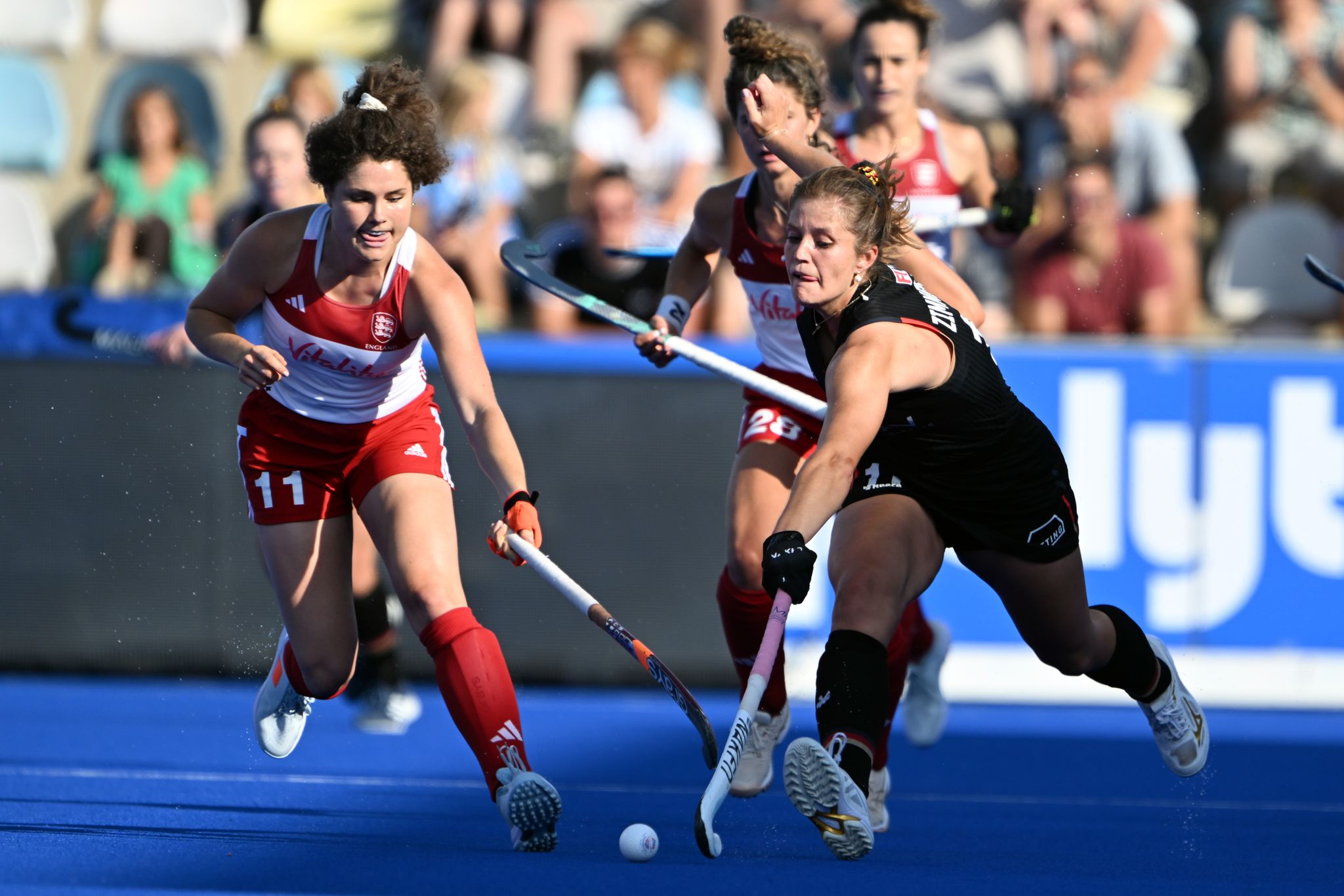 Die Deutschen Hockey-Frauen Um Sonja Zimmermann (r) Setzten Sich Deutlich Gegen England Durch.