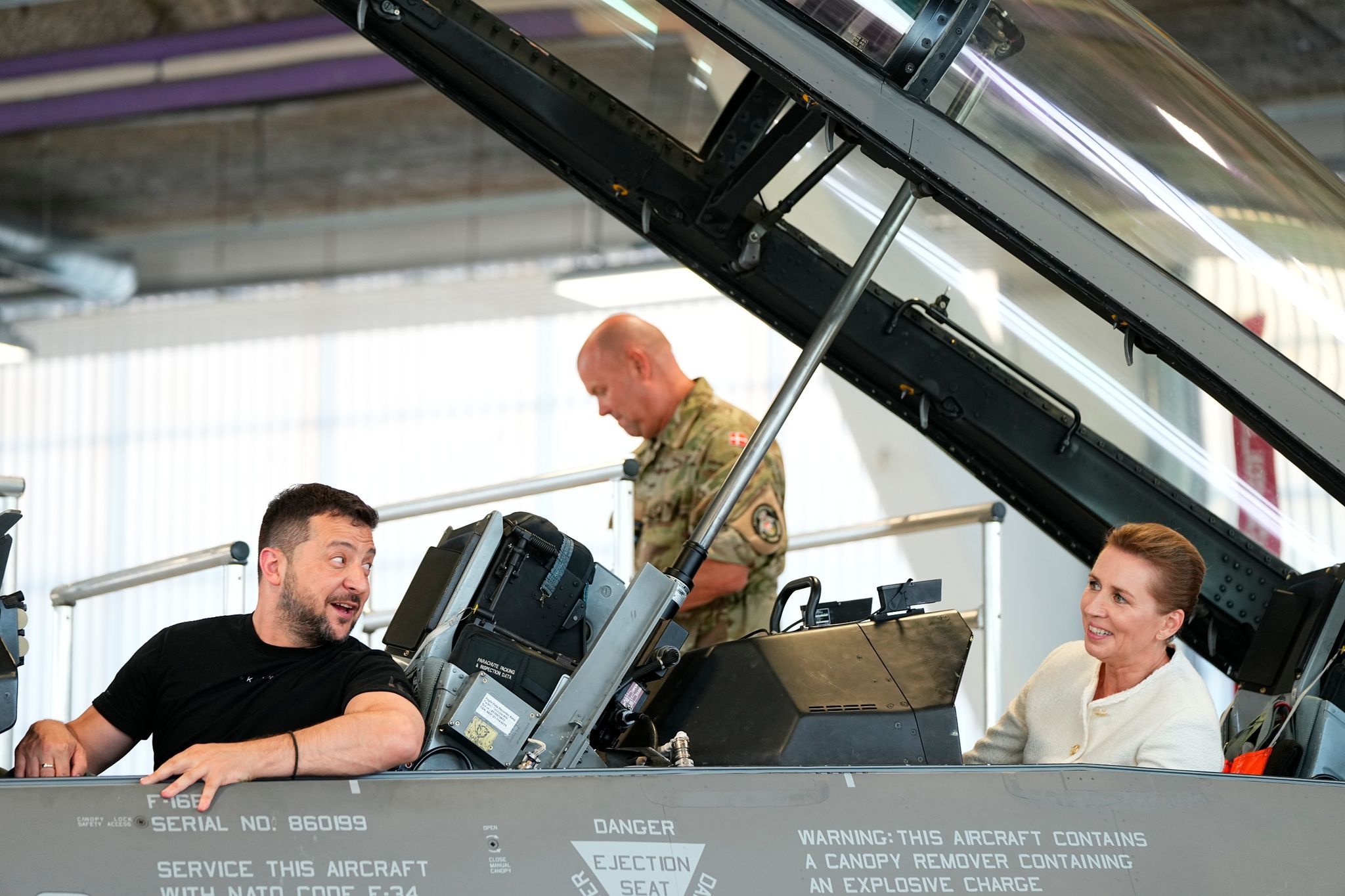Wolodymyr Selenskyj Und Mette Frederiksen In Einem F-16-Kampfjet.