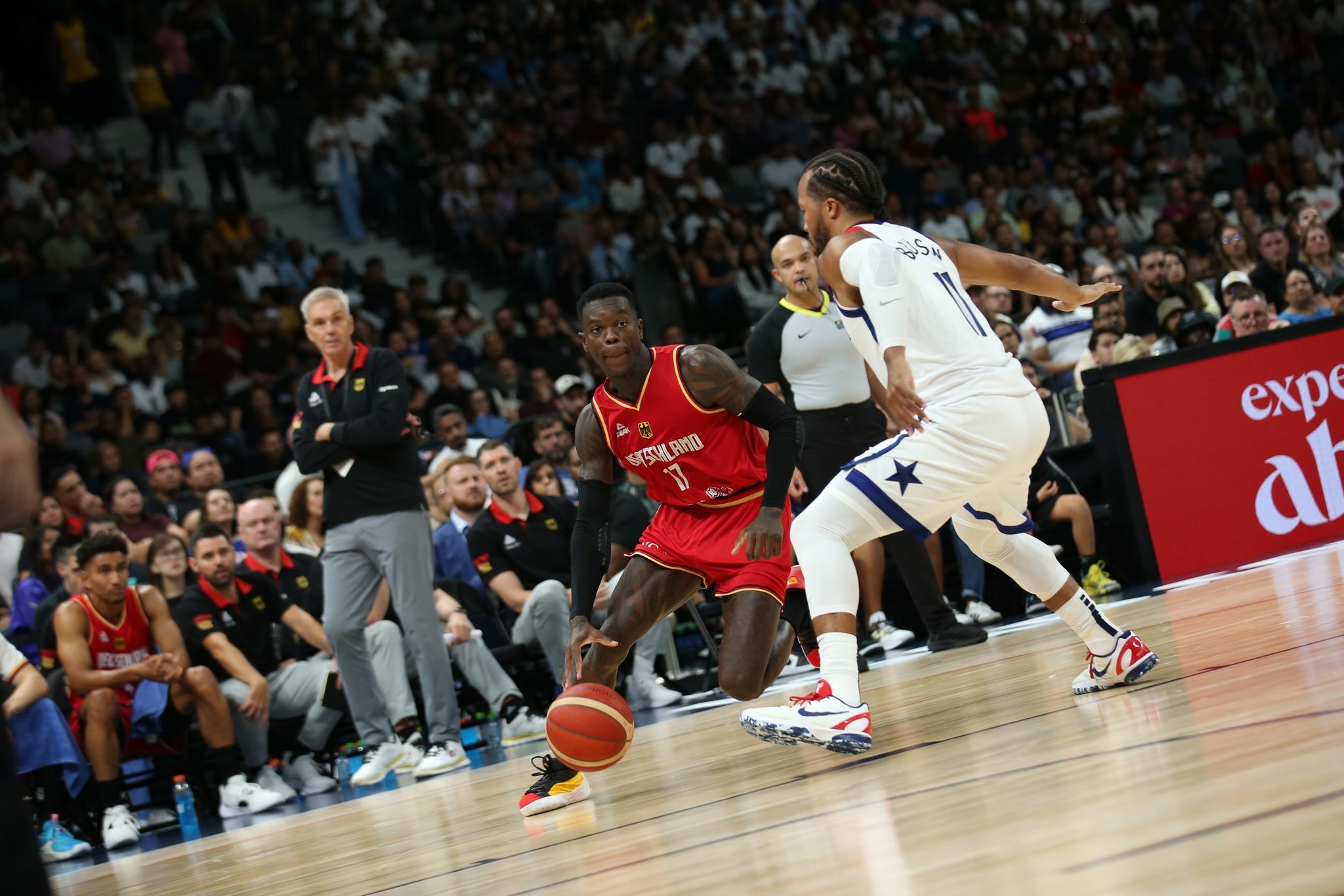 Das DBB-Team Um Dennis Schröder (l) Lag Gegen Die USA Lange Vorn, Musste Sich Am Ende Aber Knapp Geschlagen Geben.