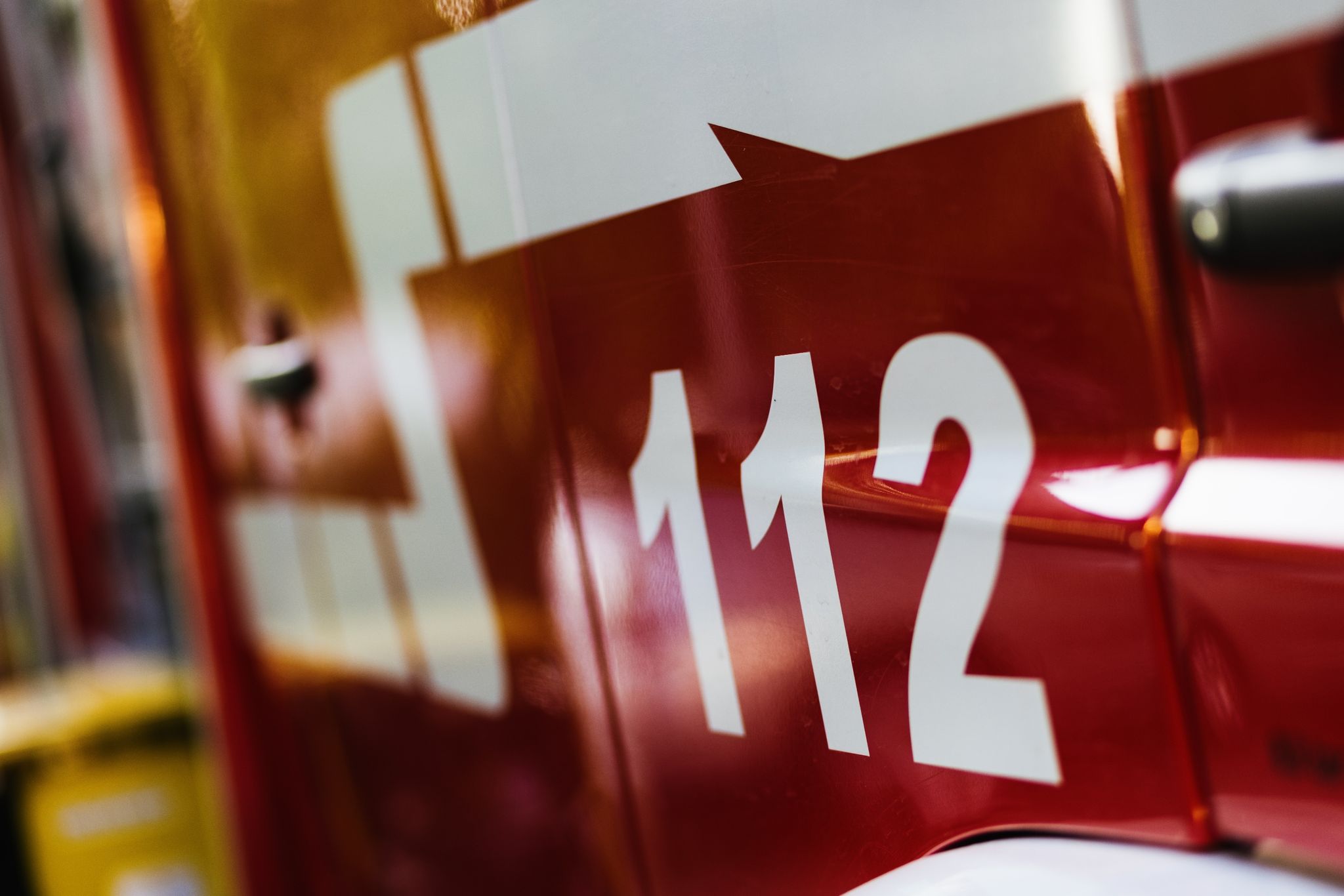 Die Notrufnummer «112» Steht Auf Einem Einsatzfahrzeug Der Feuerwehr.
