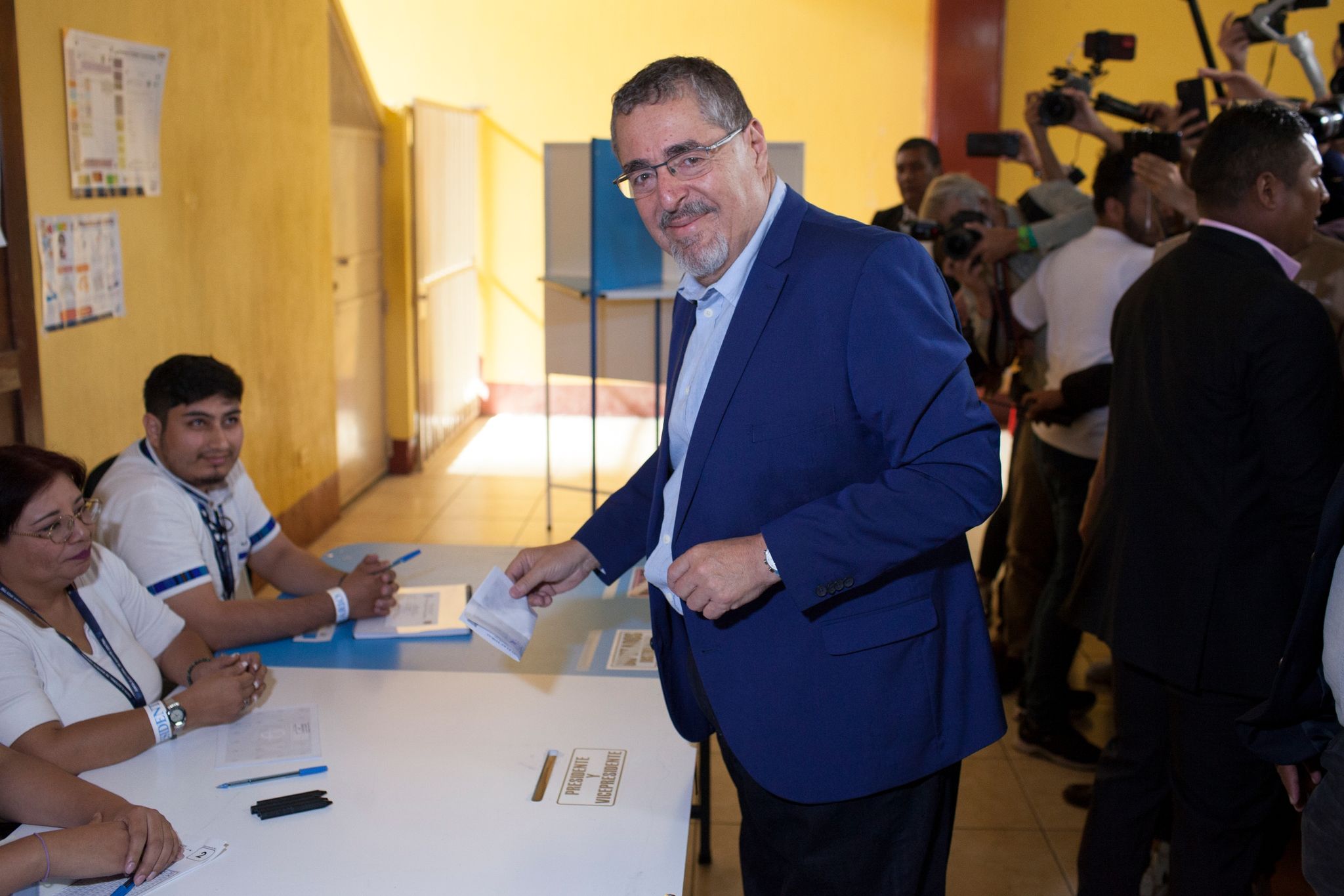 Bernardo Arevalo, Präsidentschaftskandidat Der Partei Movimiento Semilla (Bewegung Saatkorn), Gibt Seine Stimme Bei Der Stichwahl Der Präsidentschaftswahlen In Guatemala Ab.