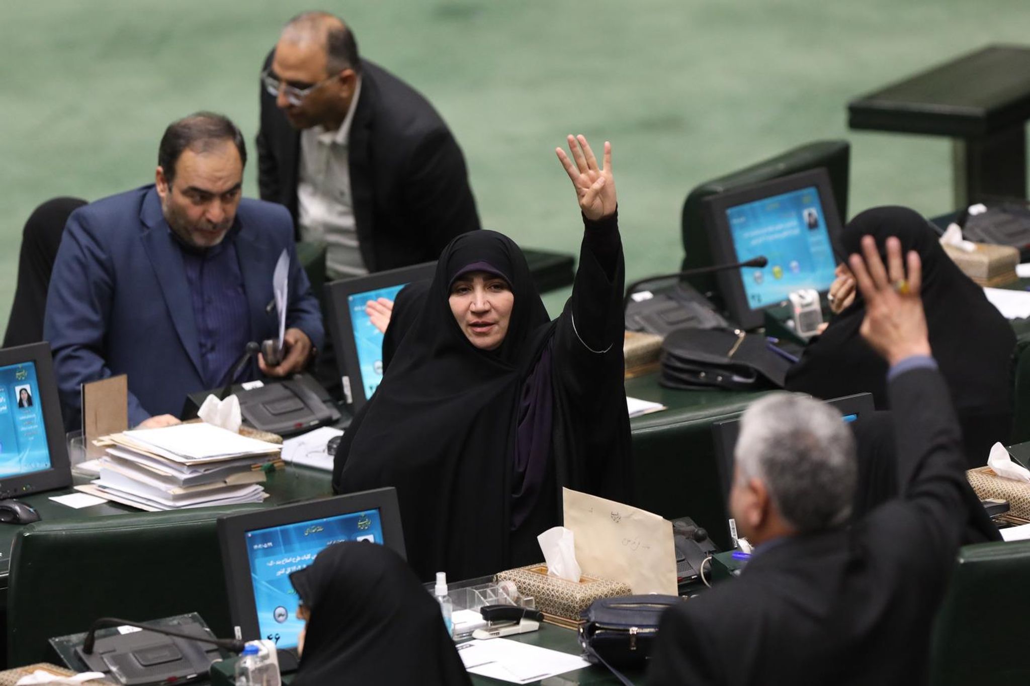 Im Iran Haben Abgeordnete Die Umstrittene Strafreform Der Kopftuchpflicht Einen Entscheidenden Schritt Weiter Gebracht.