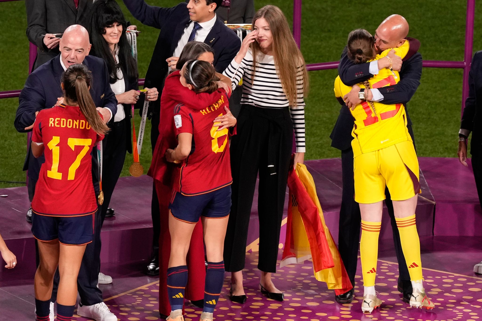 Spaniens Fußball-Verbandschef Luis Rubiales Umarmt Ersatztorhüterin Enith Salon.