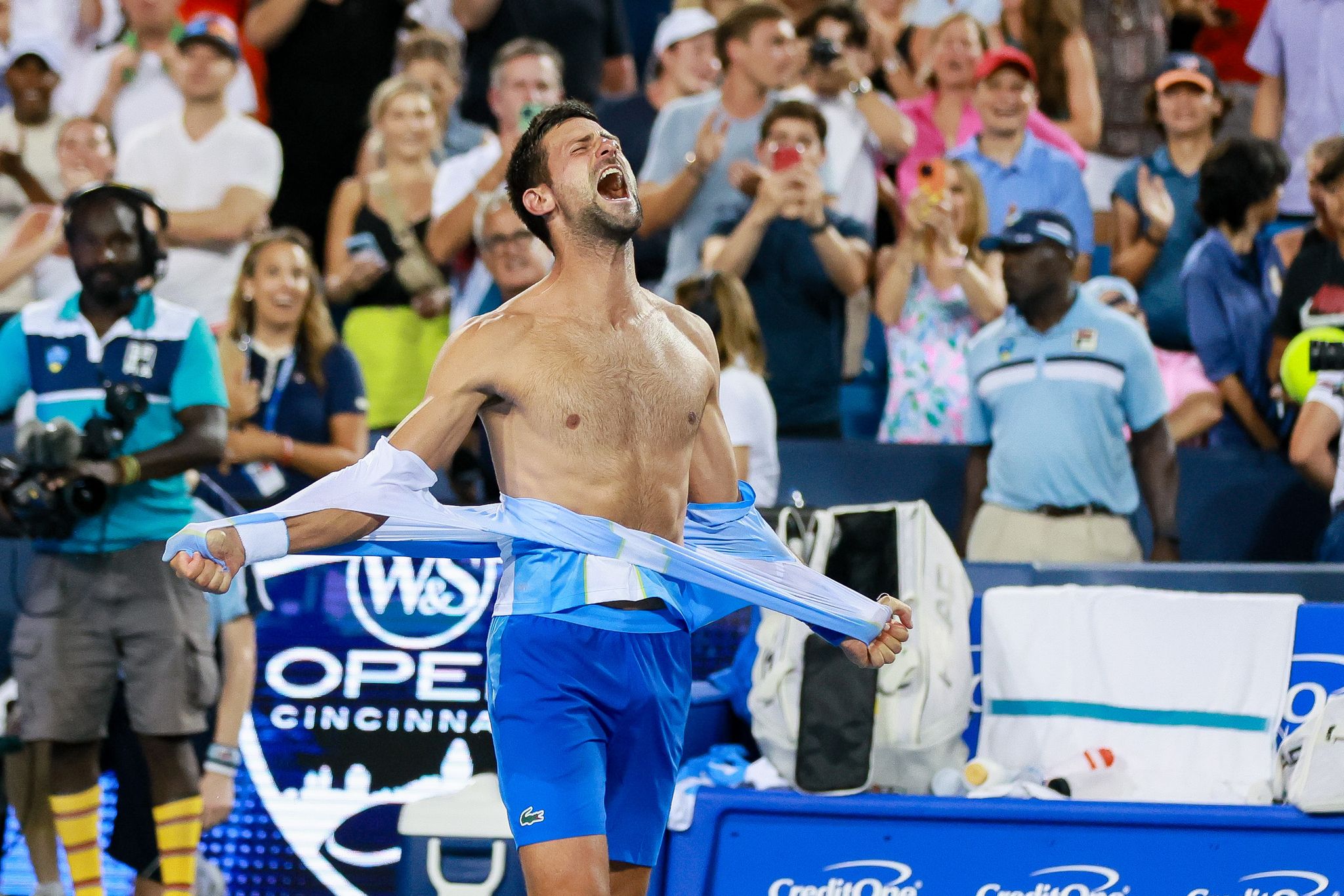 Novak Djokovic Reißt Sich Nach Dem Sieg Das Hemd Vom Leib.