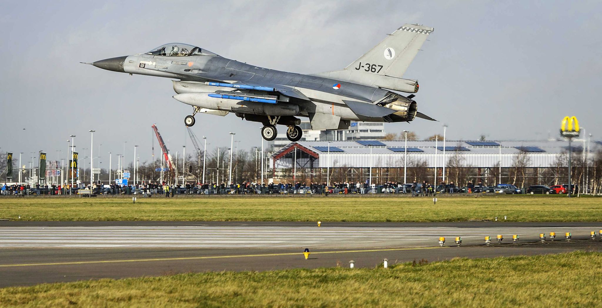 Ein F-16-Kampfjet Der Niederländischen Luftwaffe Landet Während Einer Militärübung Auf Dem Flughafen Schiphol. Die Niederlande Und Dänemark Wollen Jets Dieser Art An Die Ukraine Liefern.