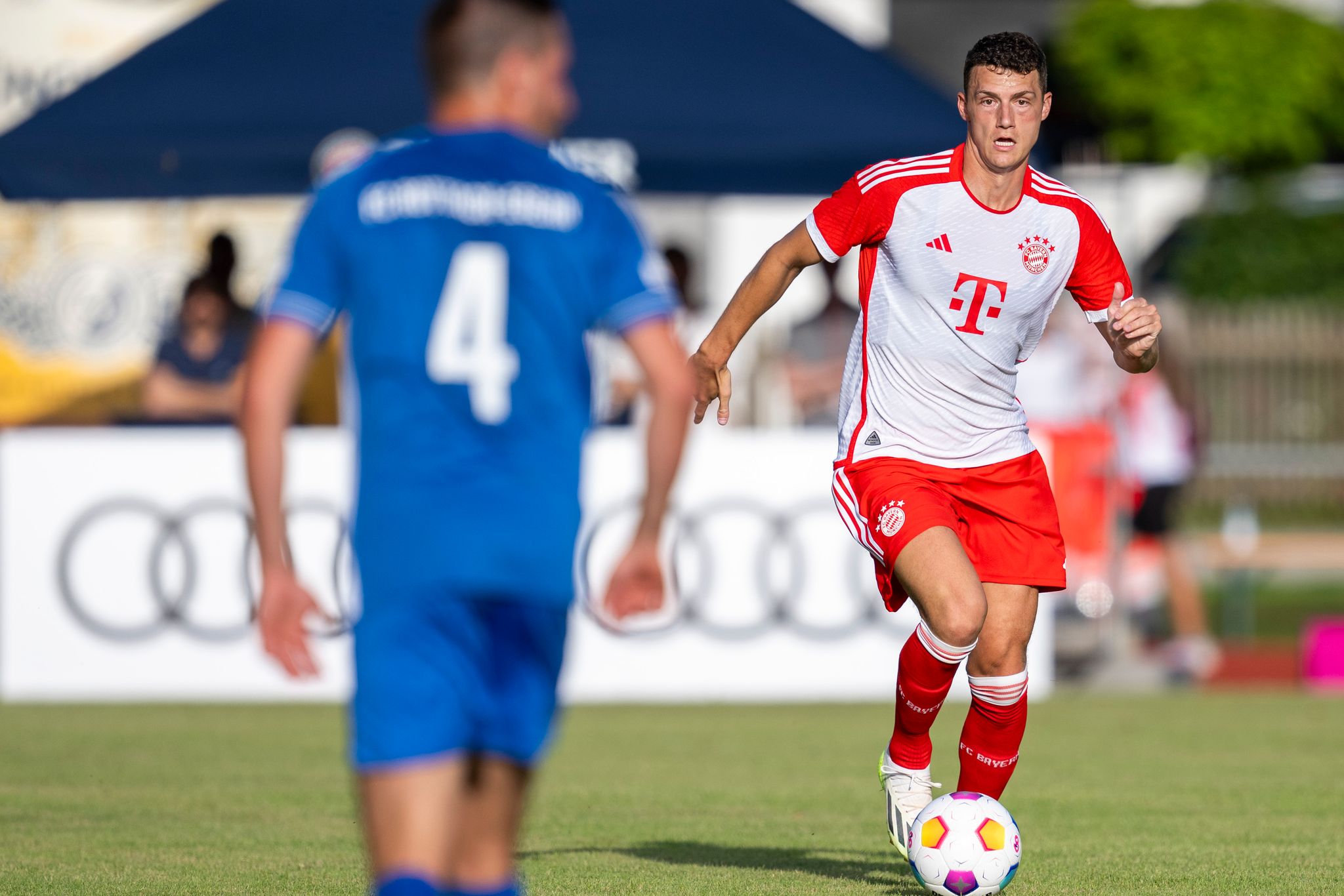 Benjamin Pavard (r) Könnte Bald Das Trikot Von Inter Mailand Tragen.
