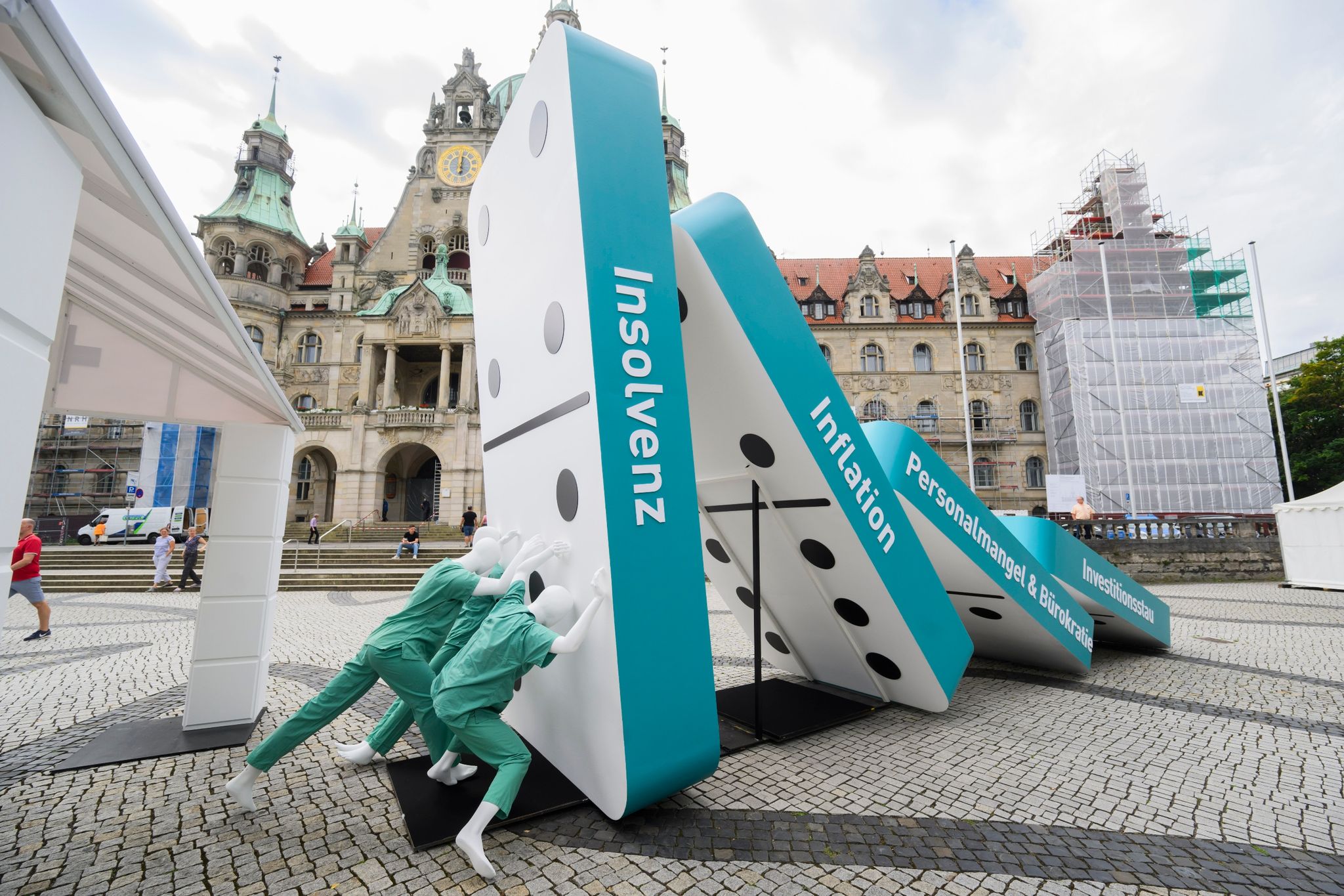 Umkippende Domino-Steine Stehen Bei Einer Aktion Der Niedersächsischen Krankenhausgesellschaft Vor Dem Neuen Rathaus In Hannover.
