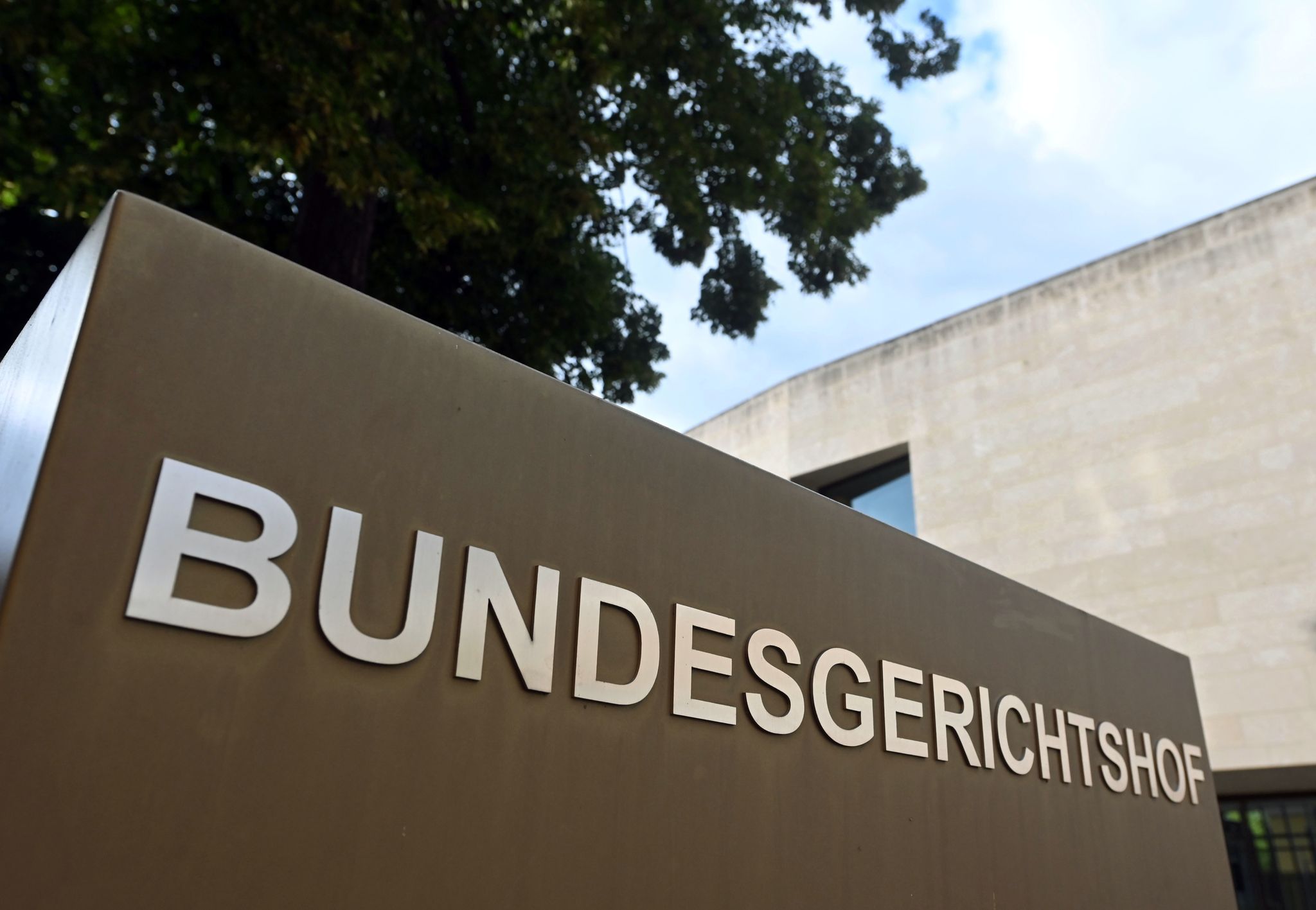 Ein Hinweisschild Steht Vor Dem Bundesgerichtshof (BGH) In Karlsruhe.