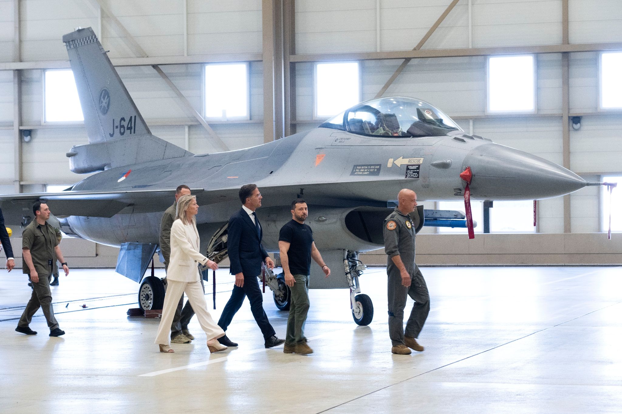 Dänemark Und Die Niederlande Werden Der Ukraine F-16-Kampfjets Liefern.