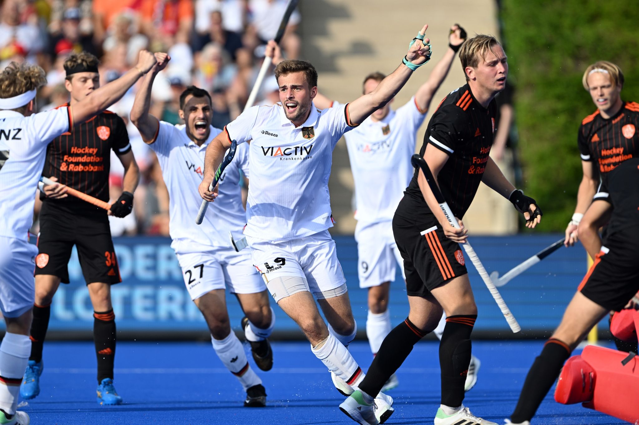 Deutschlands Justus Weigand (M) Bejubelt Sein Tor Zum 1:0.