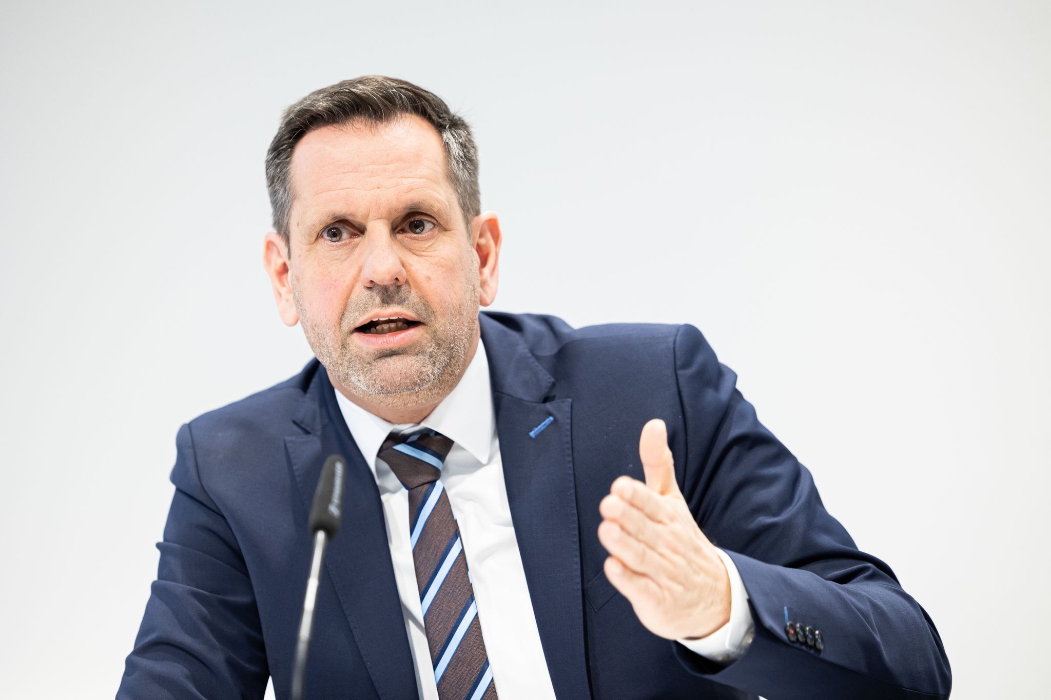 Olaf Lies (SPD) Spricht Während Einer Pressekonferenz.