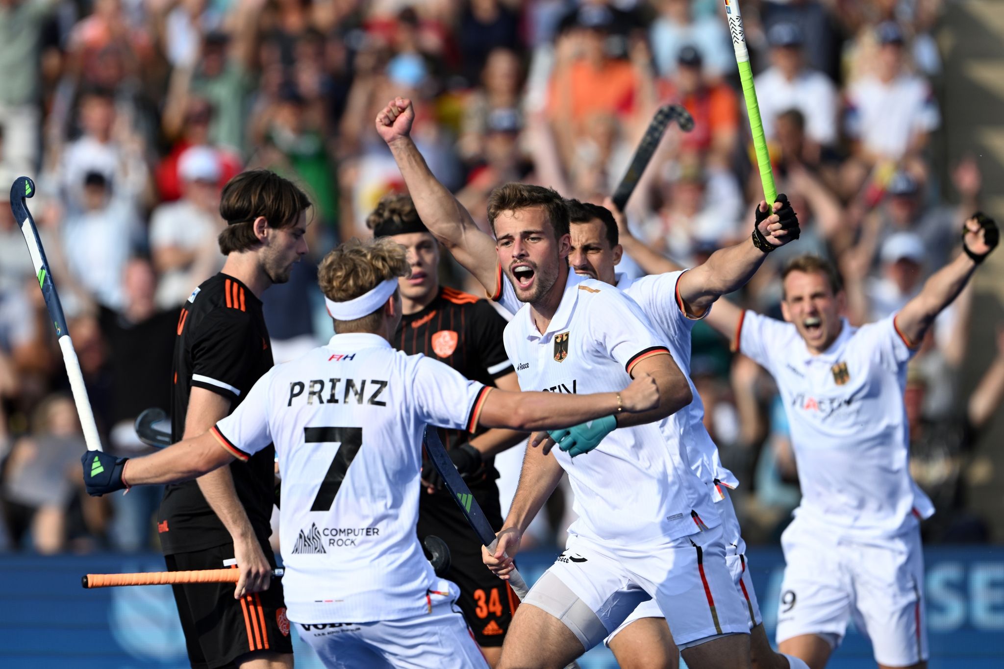 Die Hockey-Herren Feiern Den Sieg Gegen Die Niederlande.