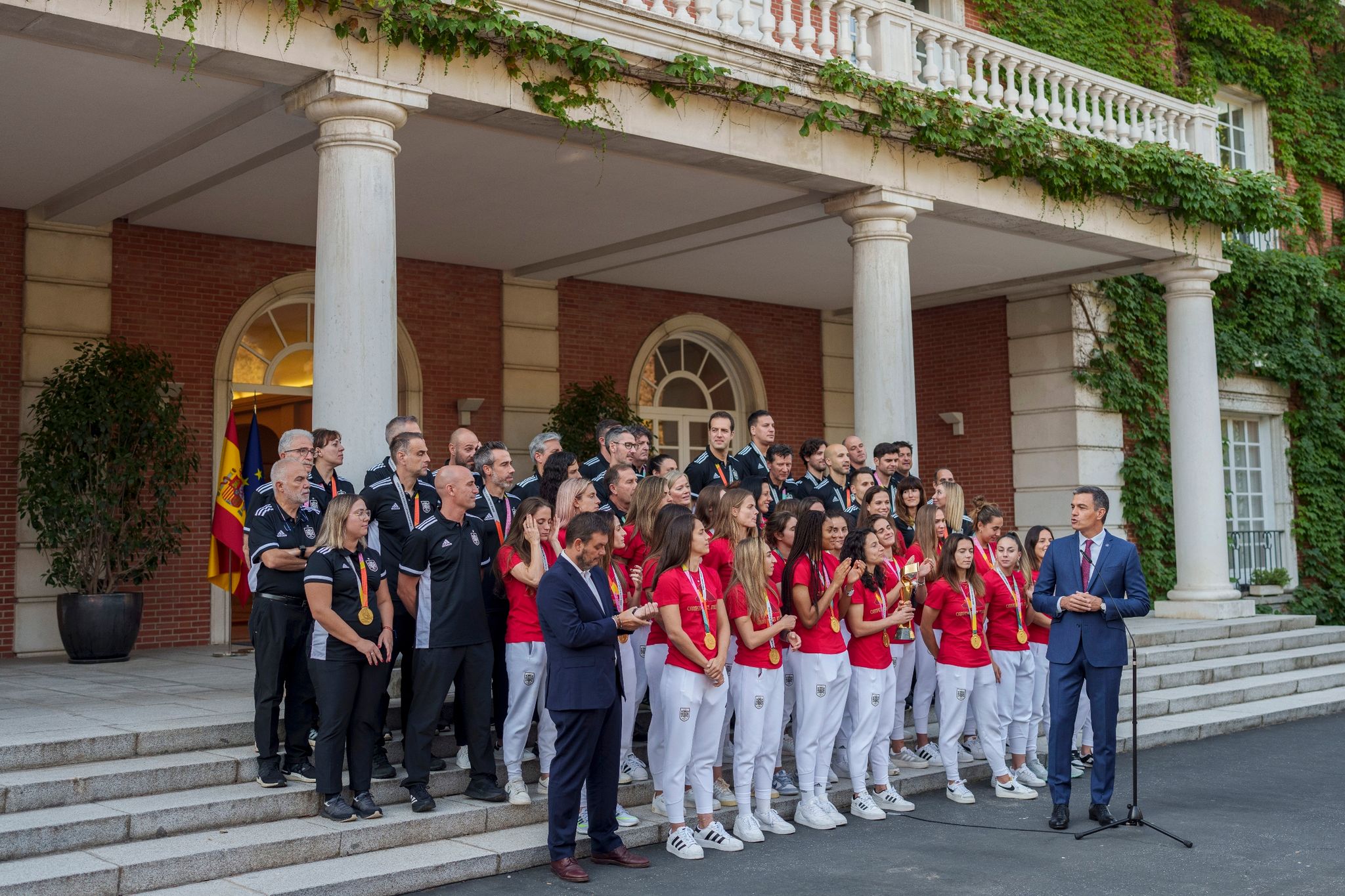 Spaniens Ministerpräsident Pedro Sánchez (r) Zeichnete Die Weltmeisterinnen Mit Der Goldmedaille Für Verdienste Im Sport Aus.
