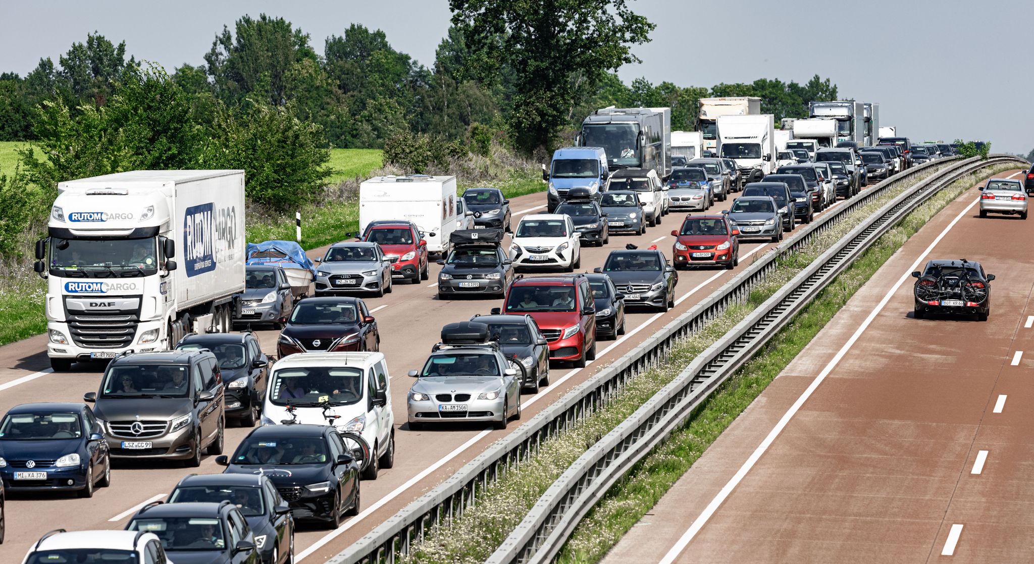 Deutschlands Straßen Sind Voll, Doch Es Kommt Zu Etwas Weniger Verletzten Bei Einem Unfall.