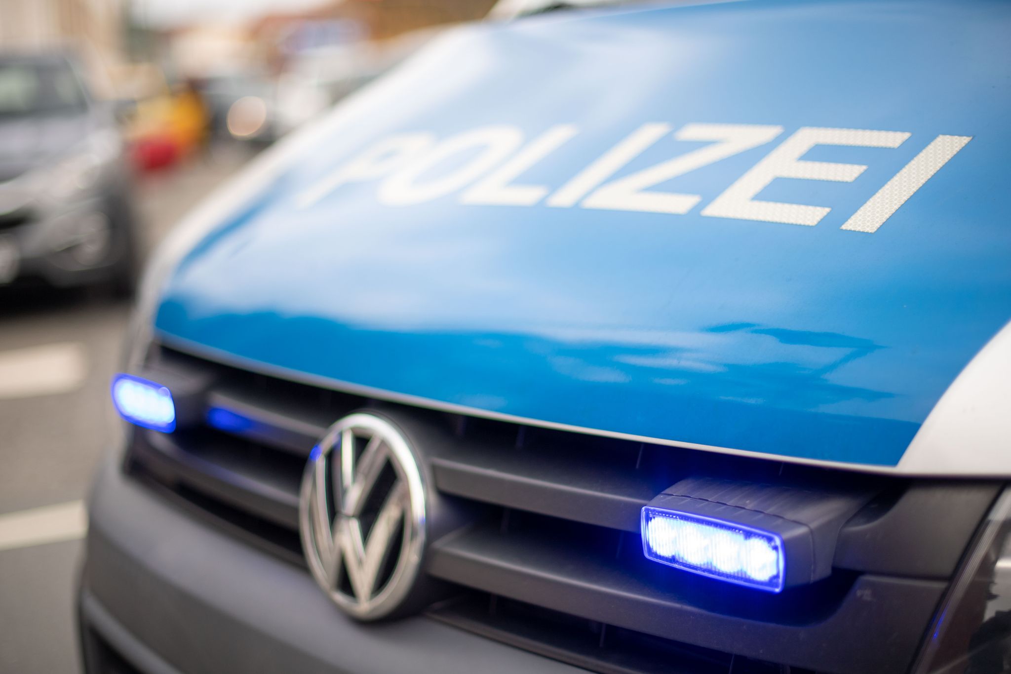 Ein Polizei-Einsatzfahrzeug Sperrt Während Einer Demonstration Einen Bereich Einer Straße Ab.