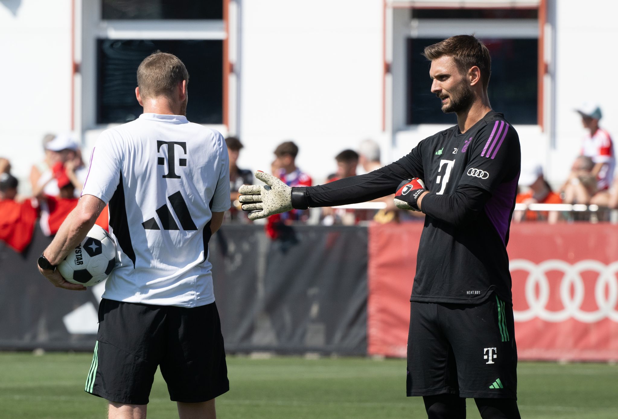 Bekommt Neue Komkurrenz Auf Der Torhüterposition: Sven Ulreich (r) Vom FC Bayern München.