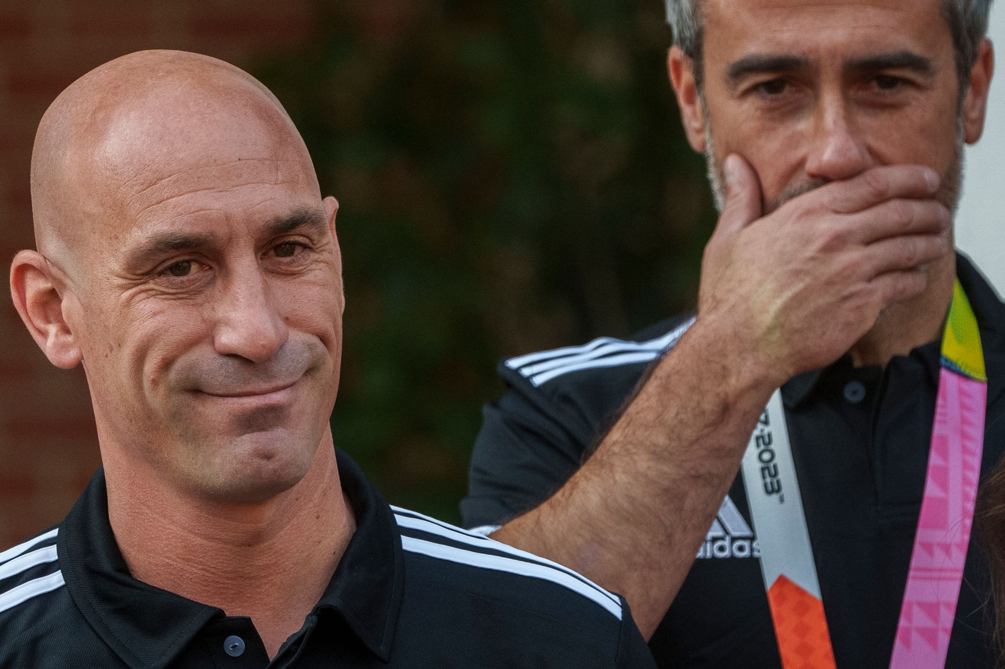 Der Chef Des Spanischen Fußballverbands, Luis Rubiales (l), Hatte Mit Dem Kuss Einer Spielerin Nach Dem WM-Sieg Für Aufsehen Gesorgt.