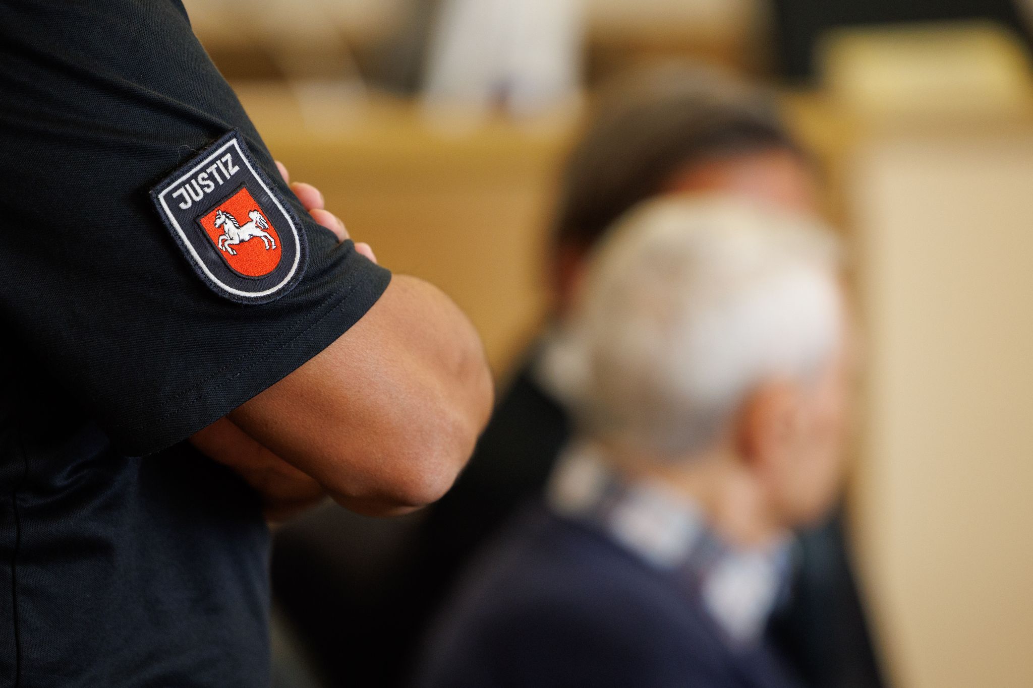 Ein Justizbeamter Steht Hinter Dem Angeklagten In Einen Saal Des Osnabrücker Landgerichtes.