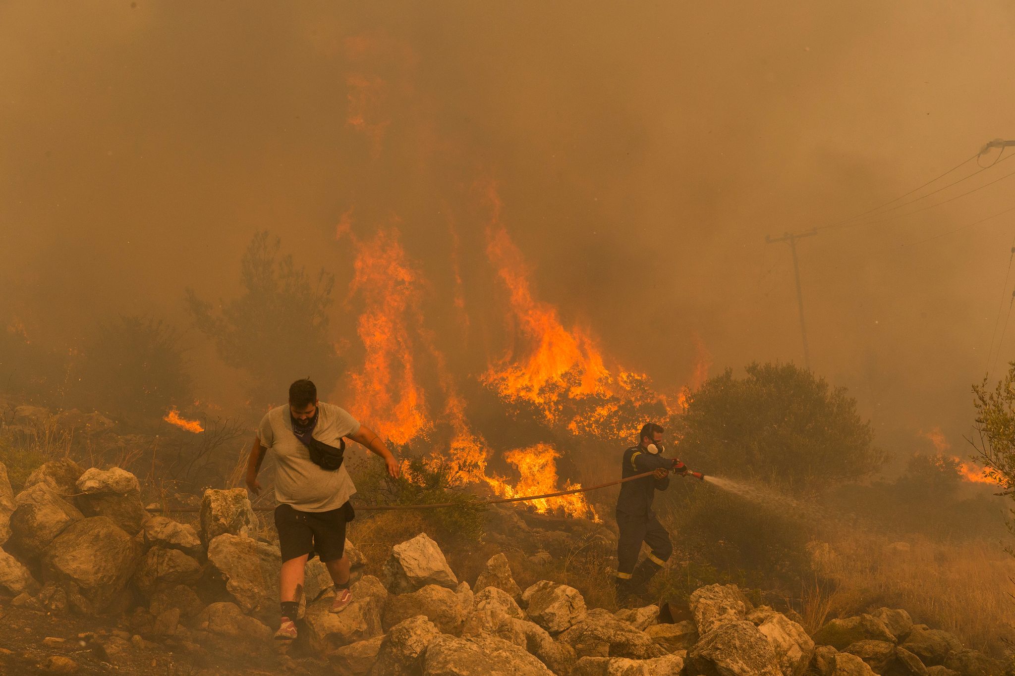 Ein Feuerwehrmann Kämpft Im Dorf Hasia In Der Nähe Von Athen Gegen Einen Waldbrand.