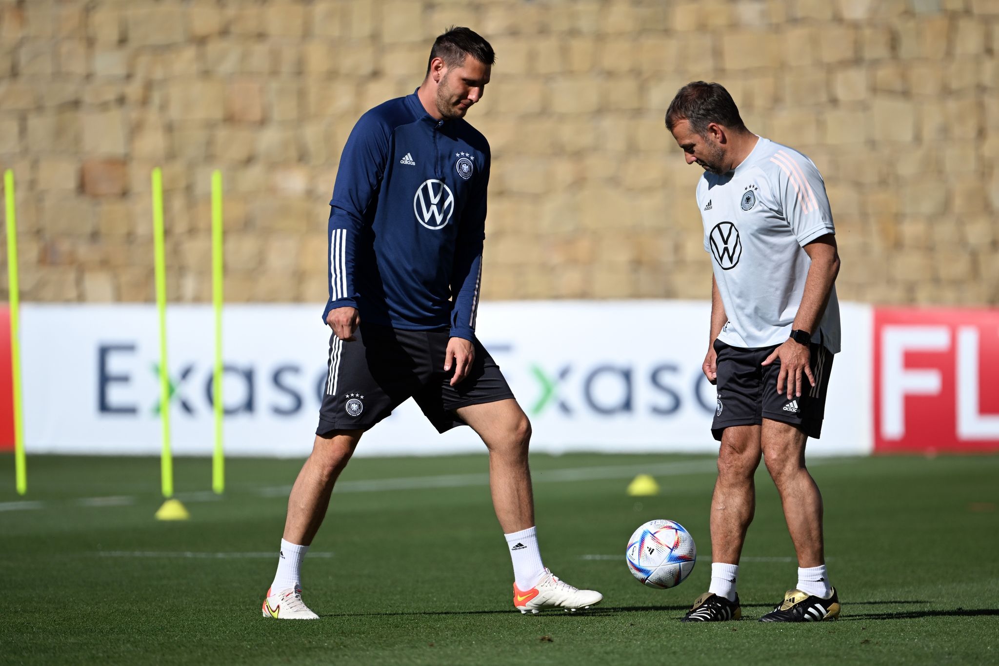 Bundestrainer Hansi Flick (r) Und Niklas Süle In Aktion Während Des Trainings.