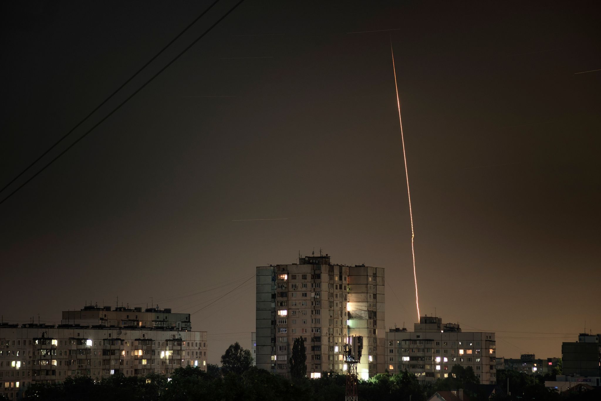 Blick Auf Charkiw, Während Im Hintergrund Mutmaßlich Russische Raketen Von Der Russischen Region Belgorod Aus Auf Die Ukraine Abgefeuert Werden. (Archiv)