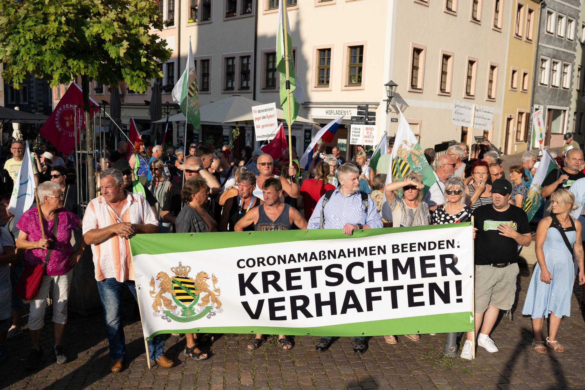 Die Rechtsextreme Kleinstpartei «Freie Sachsen» War Mit Ein Paar Dutzenden Anhängern Unter Anderem Mit Einem Plakat Und Der Aufschrift «Kretschmer Verhaften» Aufmarschiert.