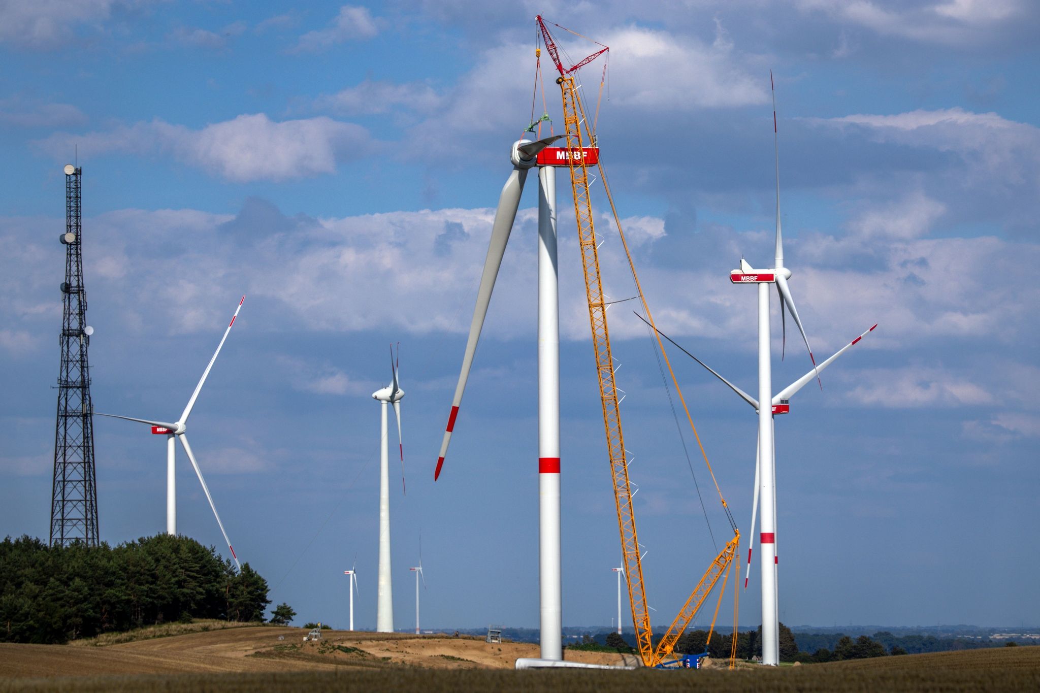 Ein Kran Hebt Auf Der Baustelle Eines Neuen Windparks In Mecklenburg-Vorpommern Ein Rotorblatt Für Die Montage An Das Generatorhaus.