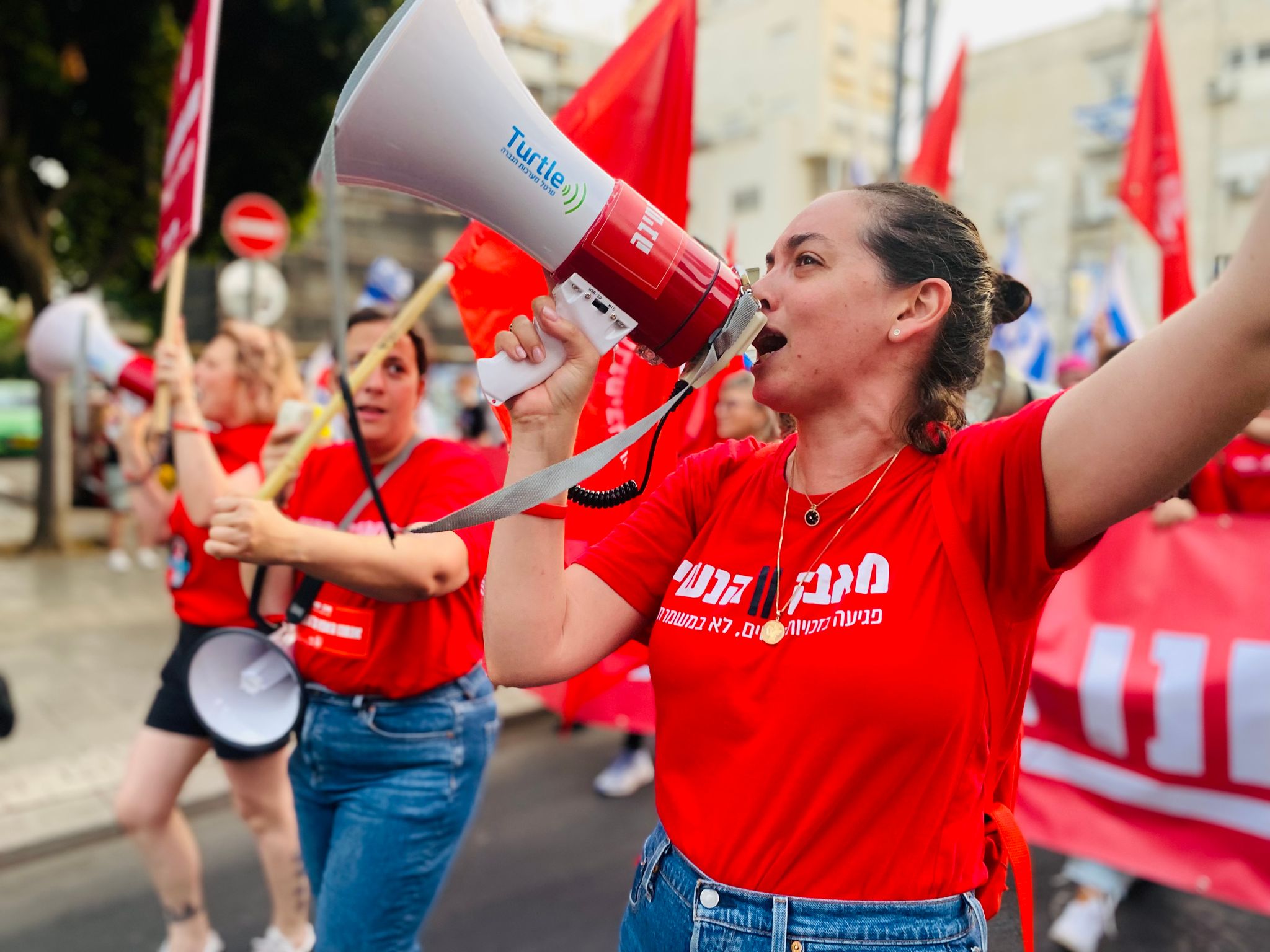 Die Israelische Aktivistin Lee Hoffmann Agiv (r), Aufgenommen Bei Einer Demonstration Am 03. Juni. Sie Gehört Zu Den Organisatorinnen Eines Protestmarschs Im Strengreligiösen Tel Aviver Vorort Bnei Brak.