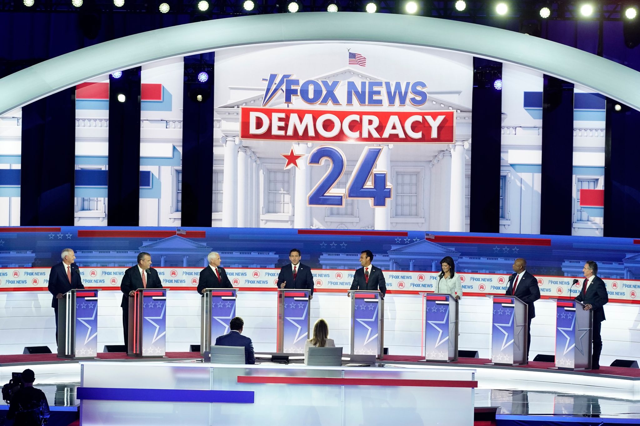 Die Republikanischen US-Präsidentschaftskandidaten Von Links Nach Rechts: Asa Hutchinson, Chris Christie, Mike Pence, Ron DeSantis, Vivek Ramaswamy, Nikki Haley, Tim Scott Und Doug Burgum.