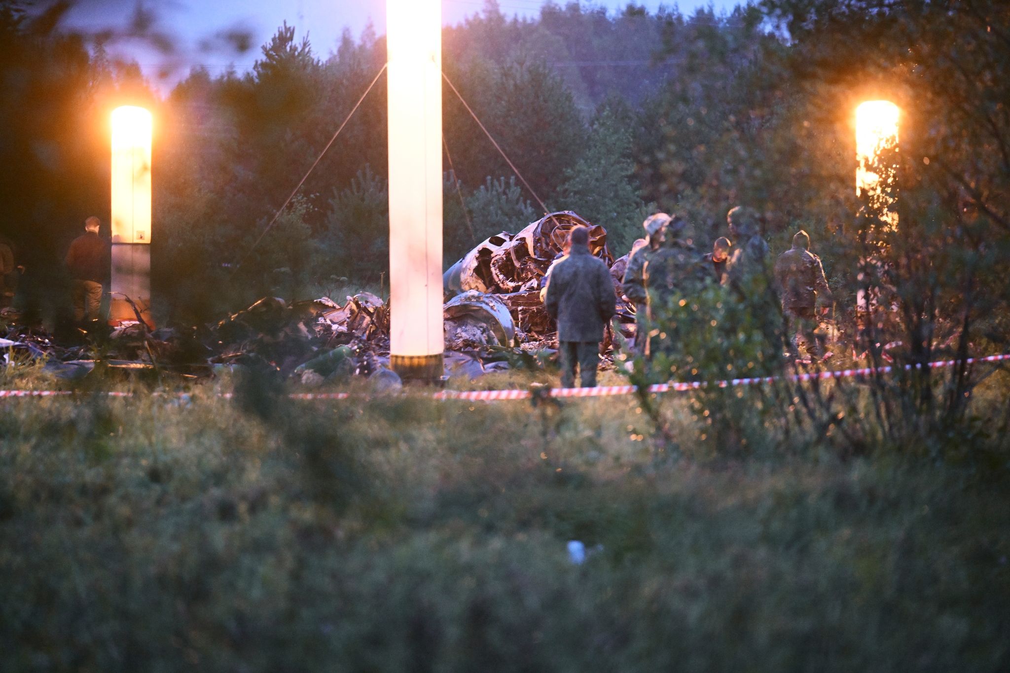 Einsatzkräfte Am Absturzort In Der Nähe Des Dorfes Kuschenkino. Über Die Ursache Des Absturzes Gibt Es Bislang Nur Spekulationen.