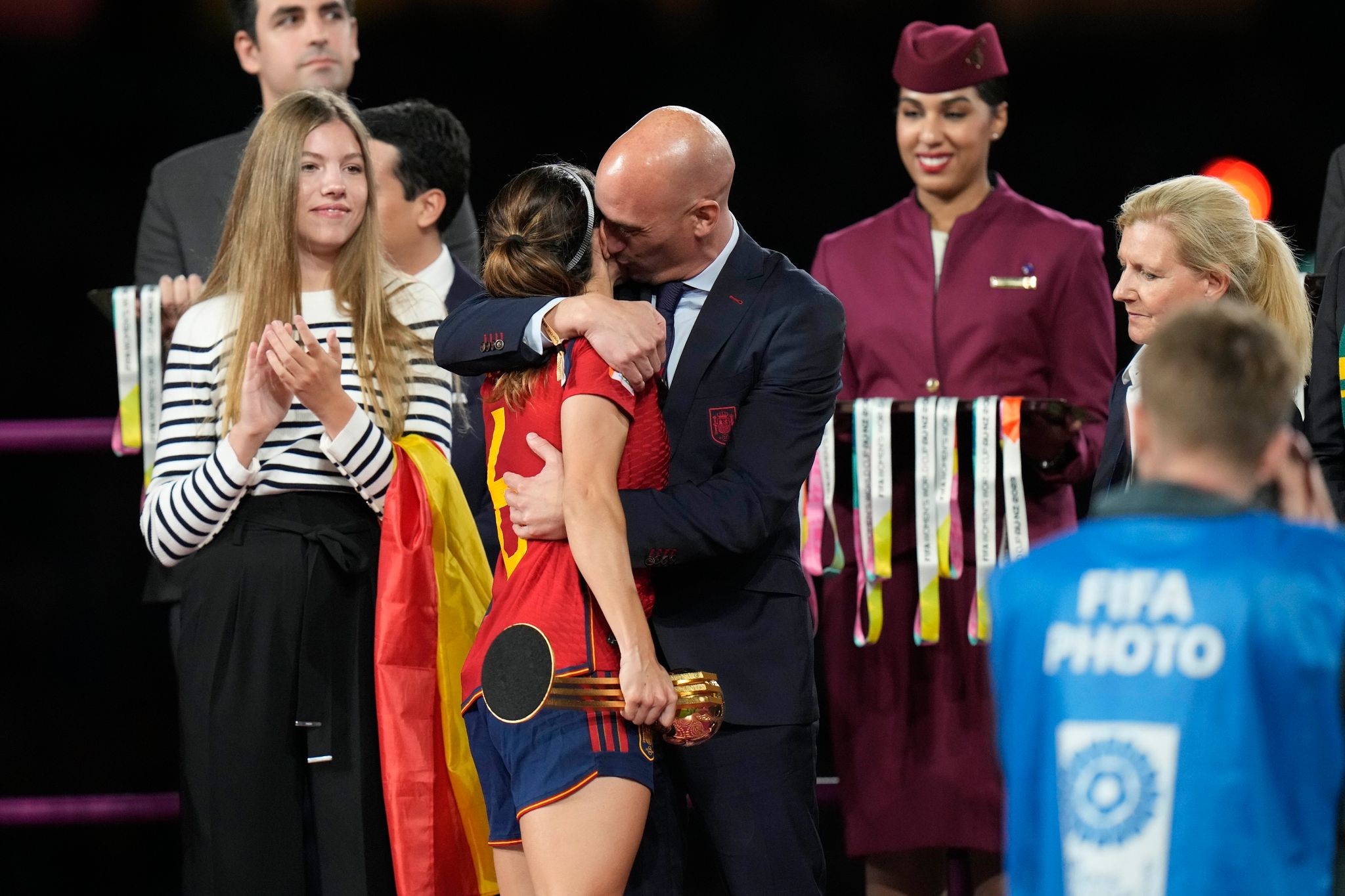 Luis Rubiales Umarmt Aitana Bonmati Auf Dem Podium Nach Dem Sieg Spaniens Im WM-Finale.