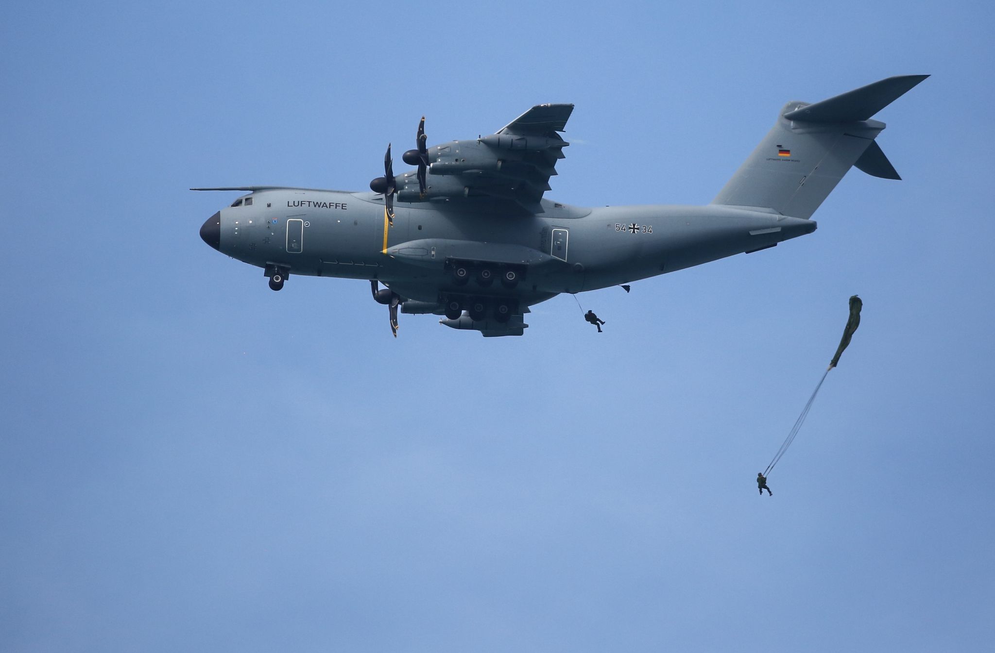 Soldaten Eines Fallschirmjägerregiments Springen Im Rahmen Einer Übung Aus Einem Airbus A400M.