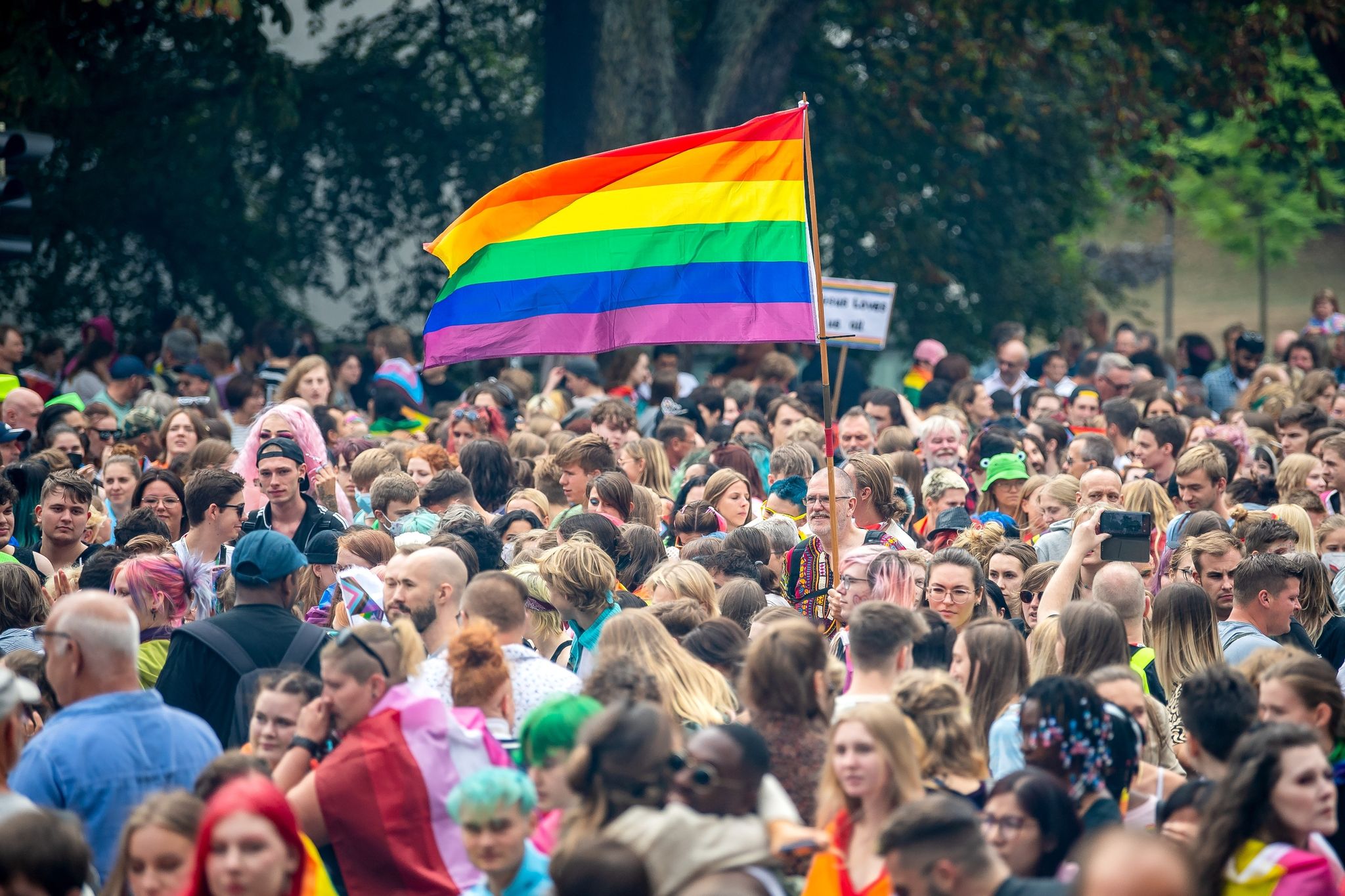 Zahlreiche Menschen Ziehen Beim Christopher Street Day Im Jahr 2022 Durch Die Bremer Innenstadt.