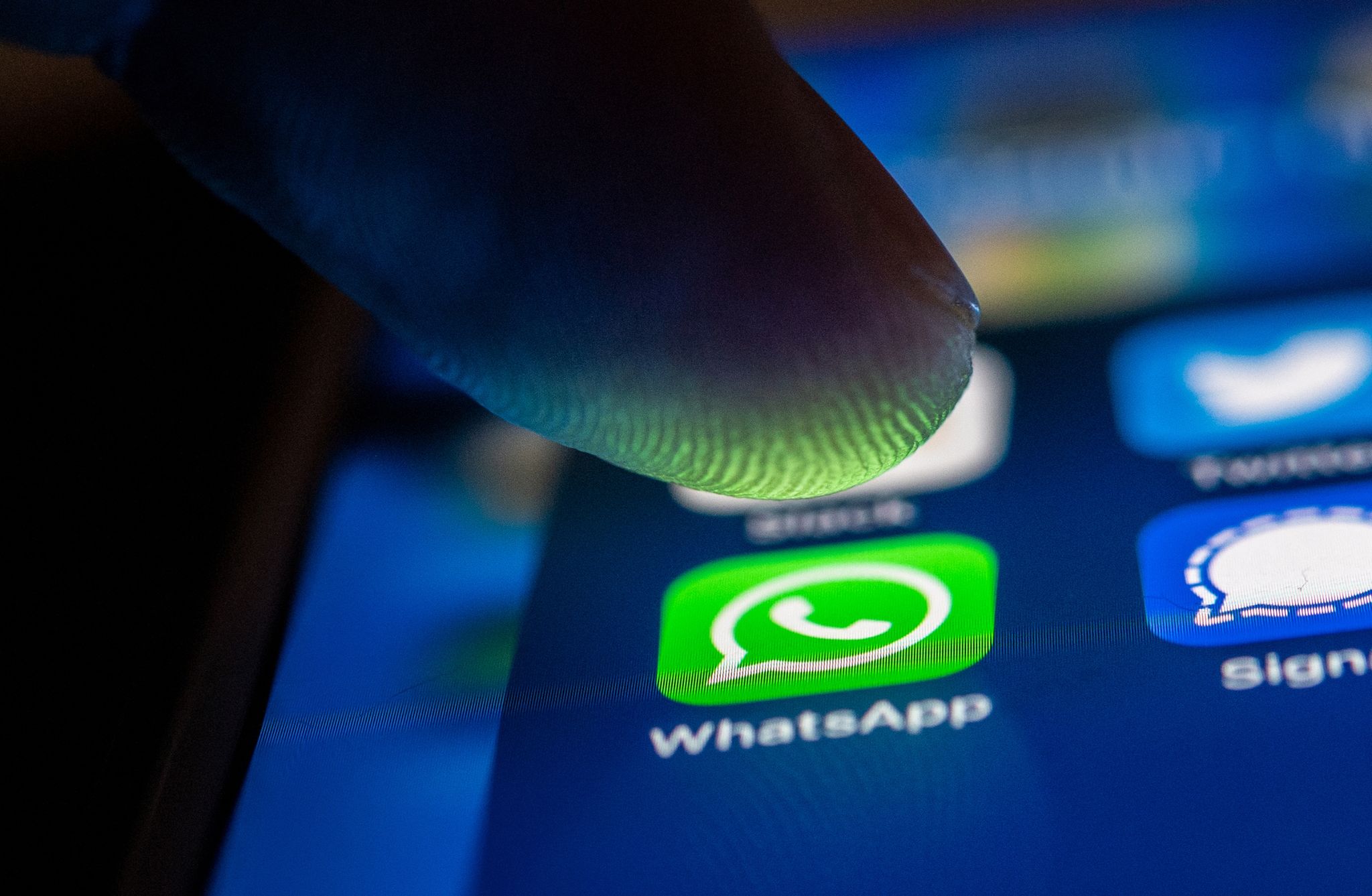Ein Finger Berührt Das Whatsapp-Logo Auf Einem Smartphone.