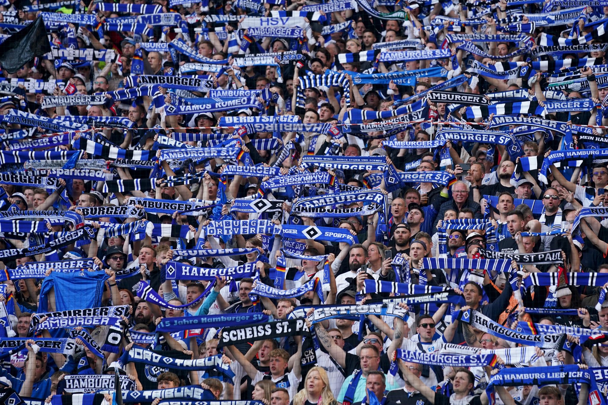 Fans Des HSV Sorgen Für Stimmung Und Halten Die Fanschals In Die Höhe.