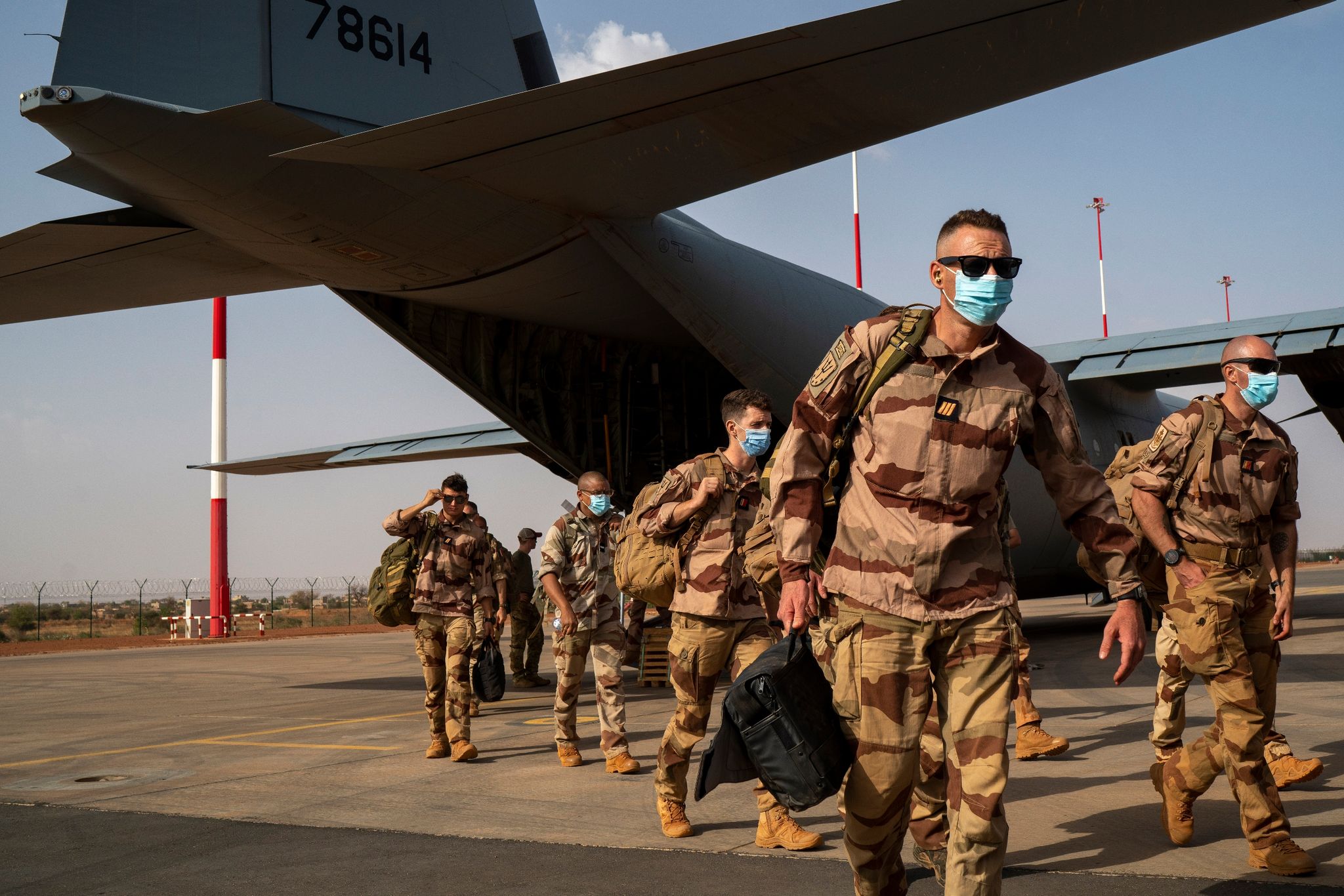 Französische Soldaten Steigen Am 09.06.2021 In Niamey Aus Einem C130-Frachtflugzeug Der US-Luftwaffe. Frankreich Und Die USA Haben Wichtige Militärstützpunkte In Dem Land, Das Zudem An Einer Zentralen Migrationsroute Nach Europa Liegt.