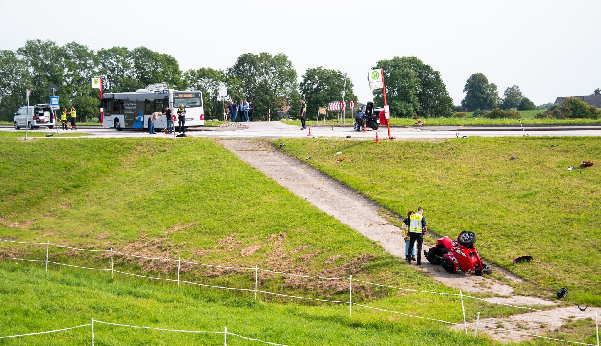 Beim Zusammenstoß Des Quad-Trikes Mit Zwei Fußgängern Sind Ein Junge Ums Leben Gekommen Und Drei Weitere Personen Schwer Verletzt Worden.