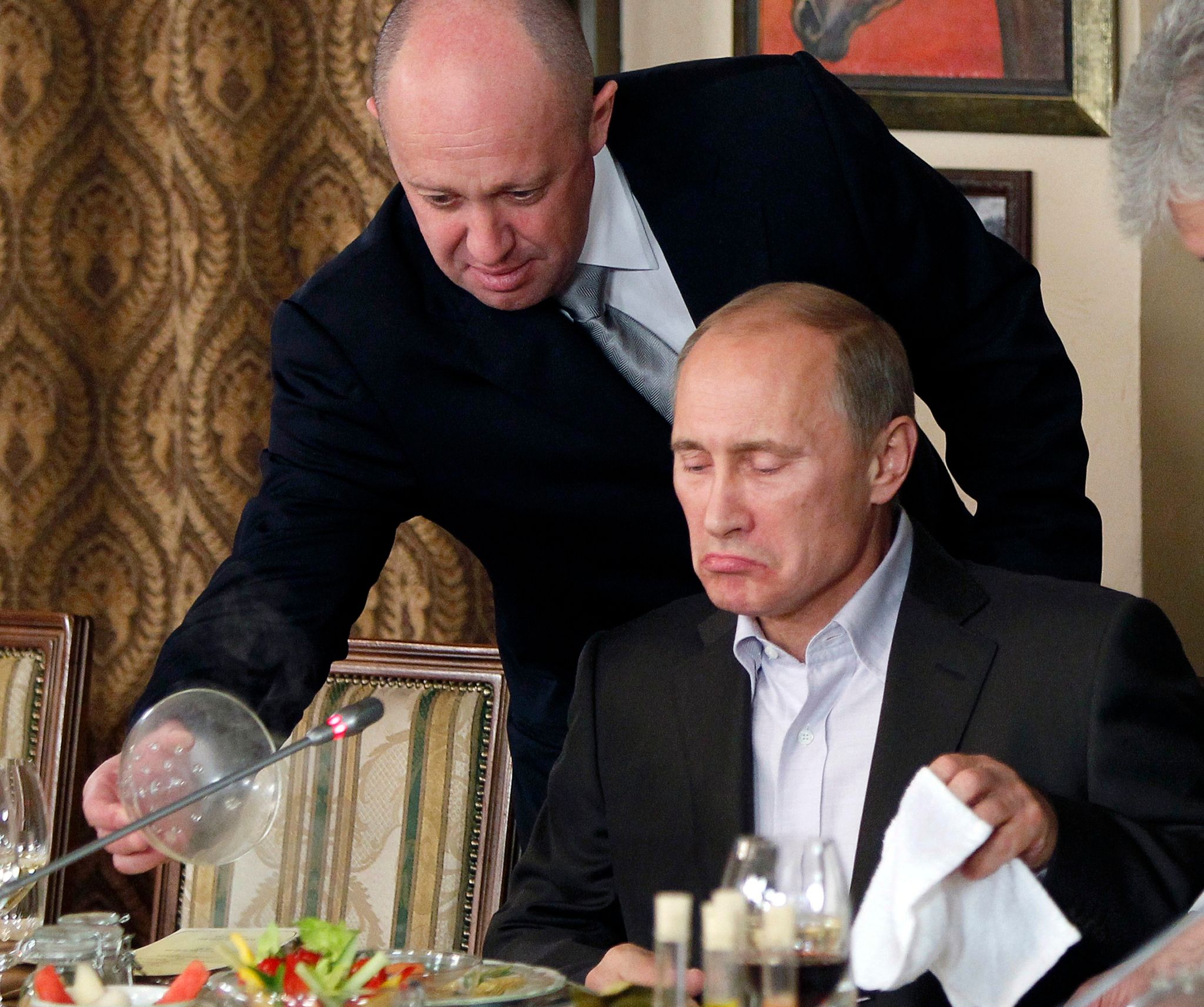 Söldnerführer Jewgeni Prigoschin Serviert Dem Russischen Präsidenten Wladimir Putin In Prigoschins Restaurant Außerhalb Von Moskau Essen. Putin Bestätigte Indirekt Dessen Mutmaßlichen Tod Bei Einem Flugzeugabsturz.