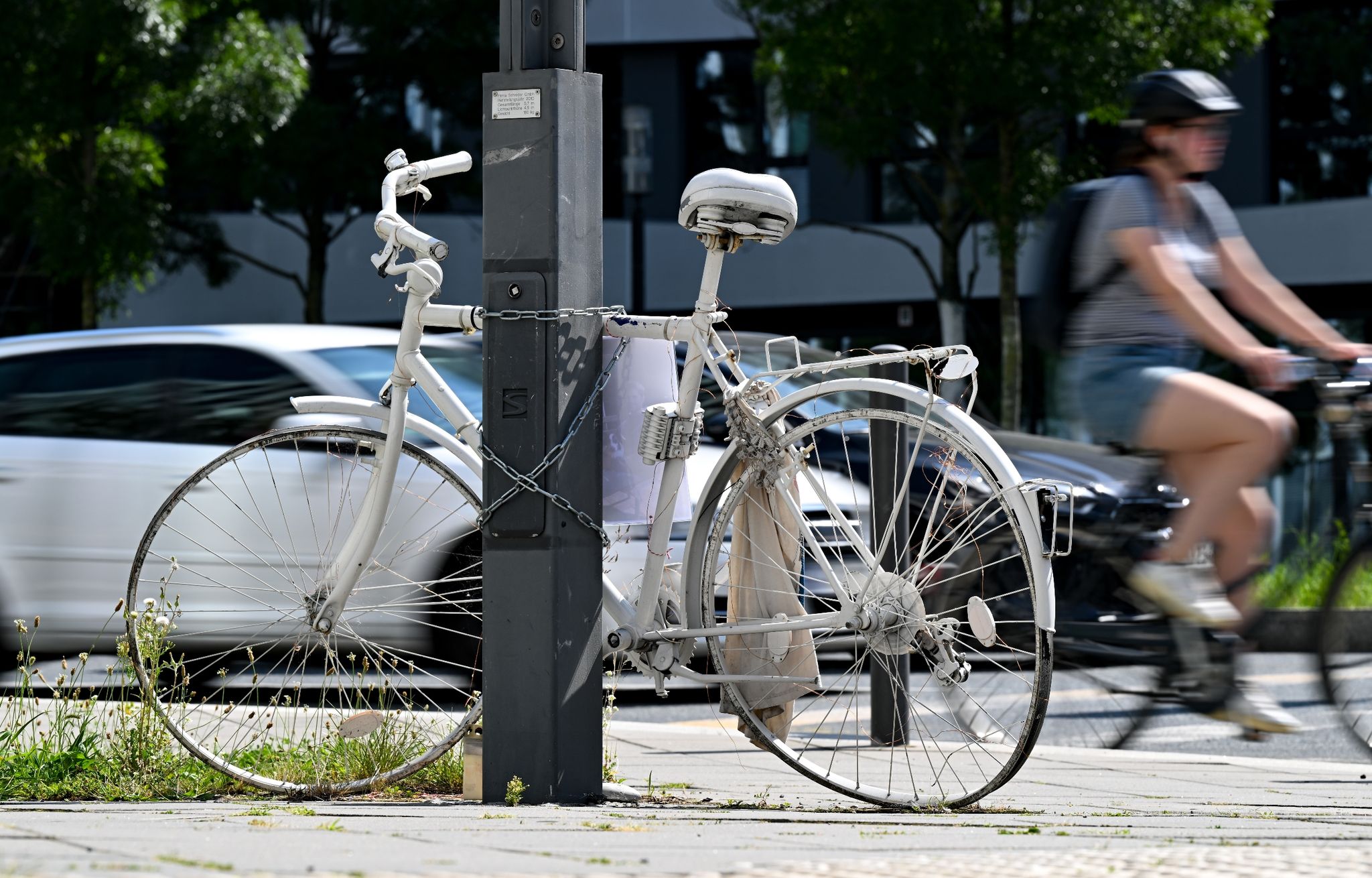 Ein Ghost-Bike Erinnert In Frankfurt An Einen Unfall, Bei Dem Ein 34-Jähriger Von Einem Lastwagenfahrer Erfasst Und Tödlich Verletzt Wurde.