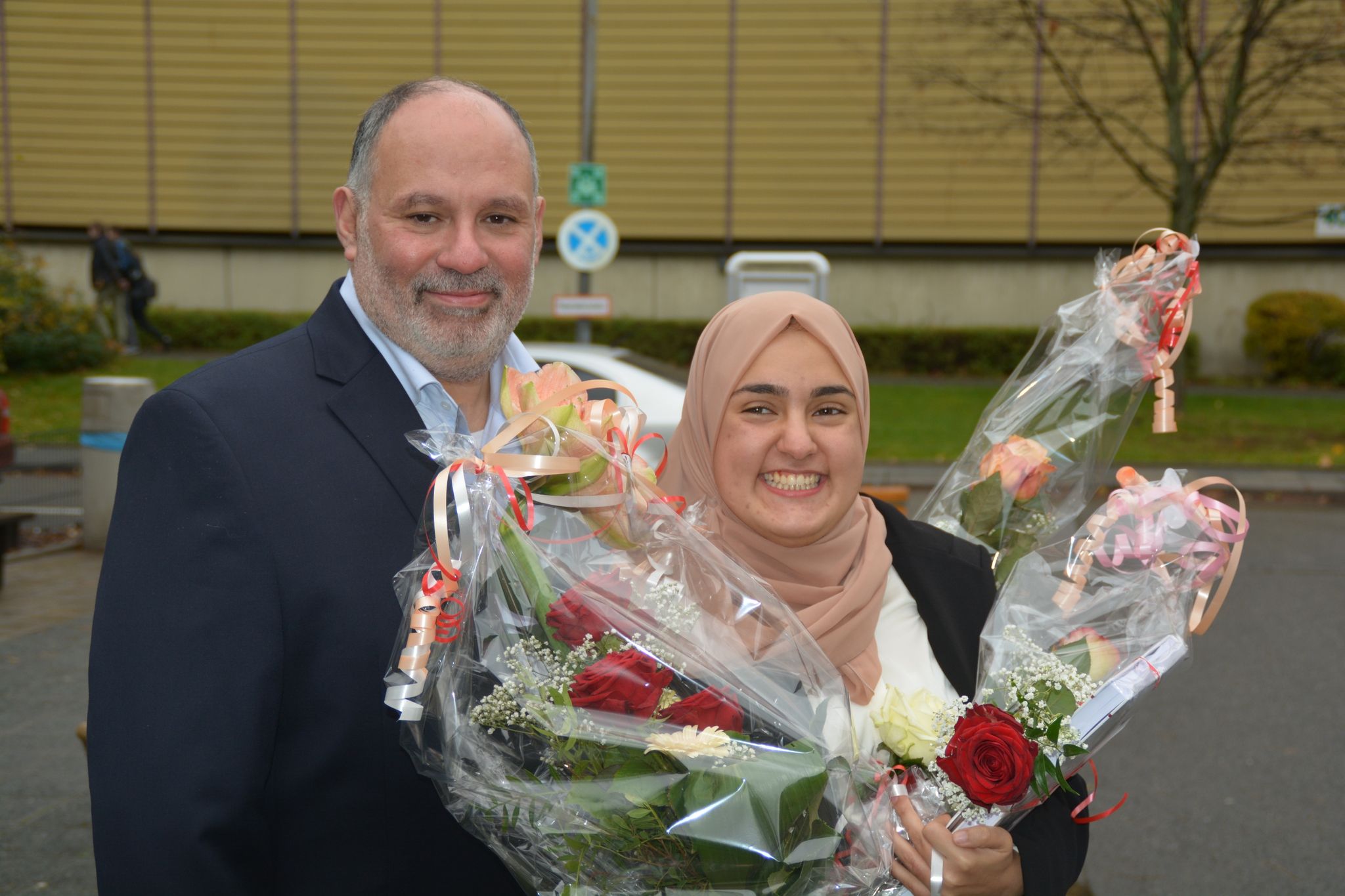 Hier Strahlten Sie Noch Gemeinsam: Die ägyptisch-deutsche Aktivistin Fagr Eladly Und Ihr Vater 2017 An Der Universität Heidelberg.