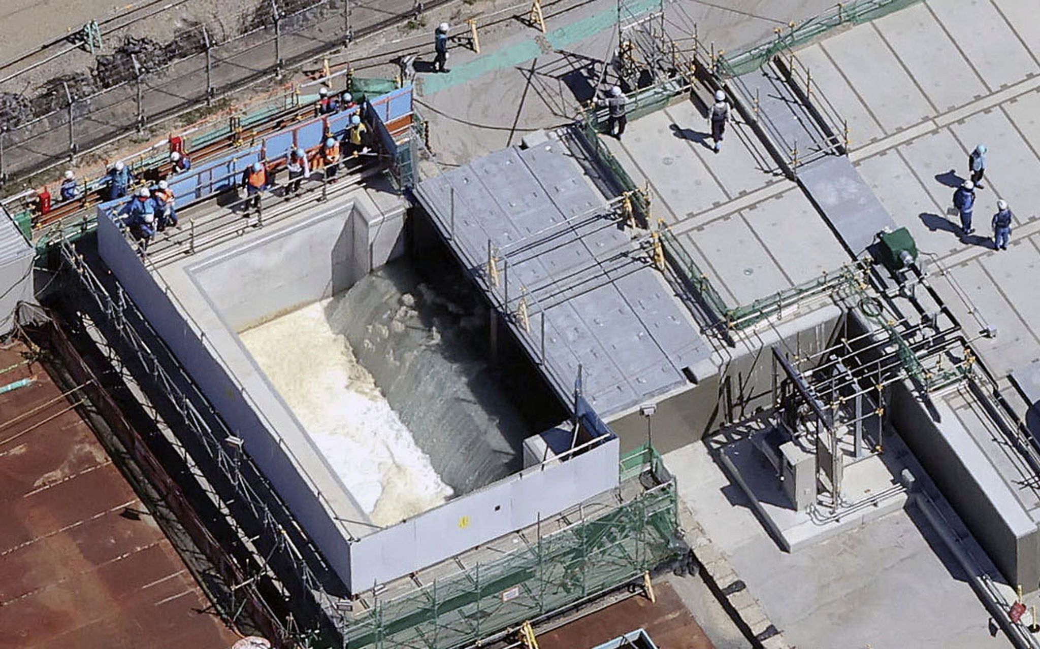 Japan Hat Mit Der Einleitung Gefilterten Und Verdünnten Kühlwassers Aus Der Atomruine Fukushima Ins Meer Begonnen.