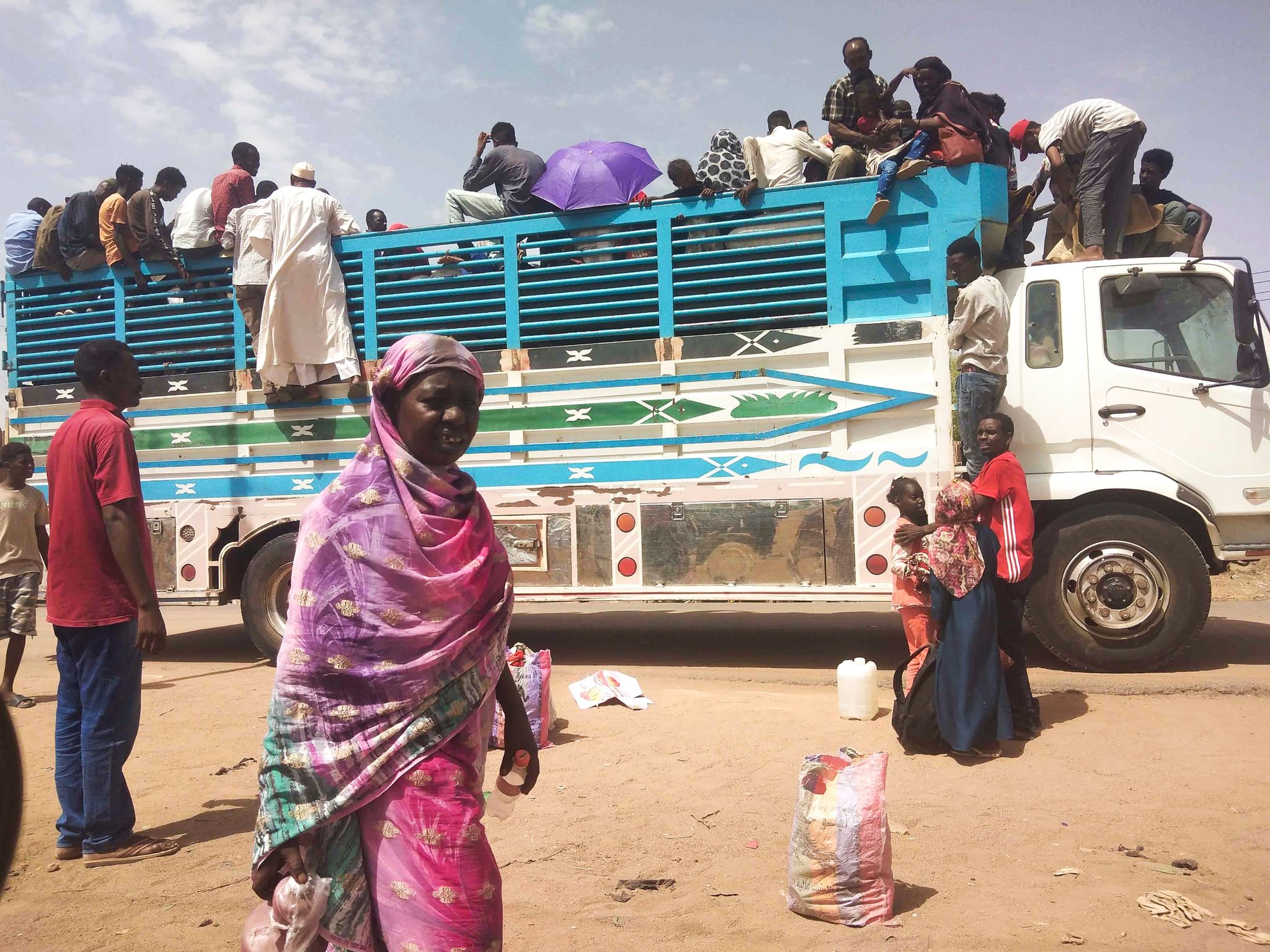 Menschen Wollen Khartum Verlassen. Seit Nun Mehr Vier Monaten Bekämpfen Sich Die Konfliktparteien Im Sudan.