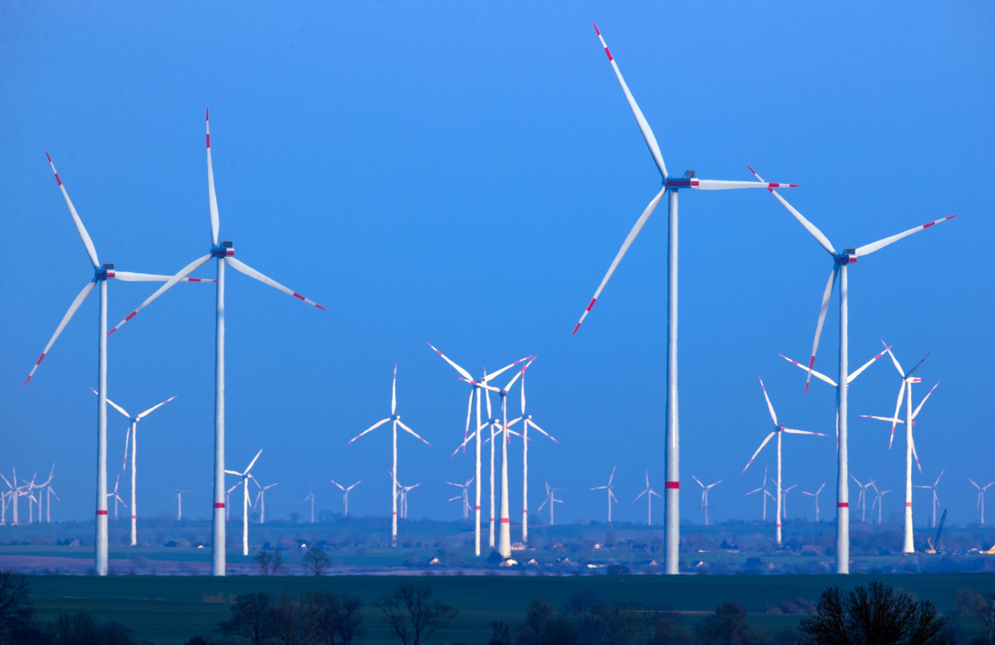 Windräder Drehen Sich Nach Sonnenuntergang In Einem Windpark.