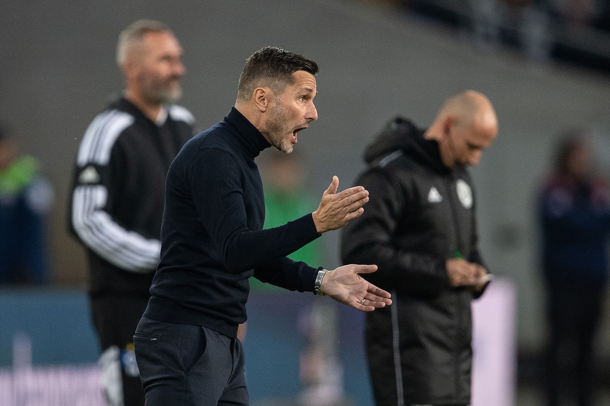 Hannovers Trainer Stefan Leitl (m) Und HSV-Trainer Tim Walter (r) Stehen Am Spielfeldrand.