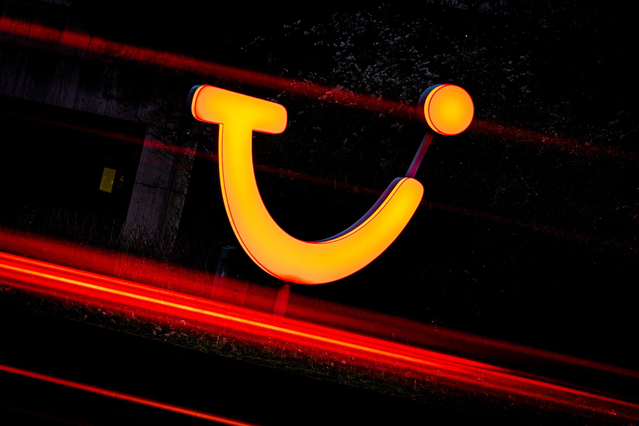 Ein Logo Der Tui AG Leuchtet.