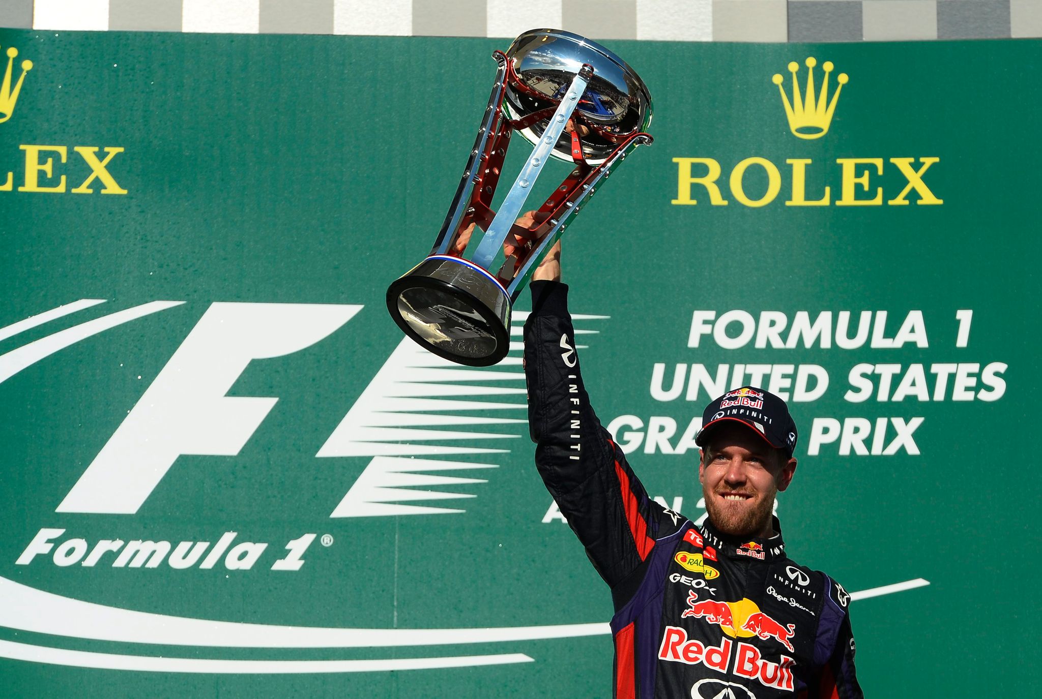Der Ehemalige Deutsche Formel-1-Fahrer Sebastian Vettel Mit Seiner Trophäe Für Den Sieg Beim Großen Preis Der USA 2013.