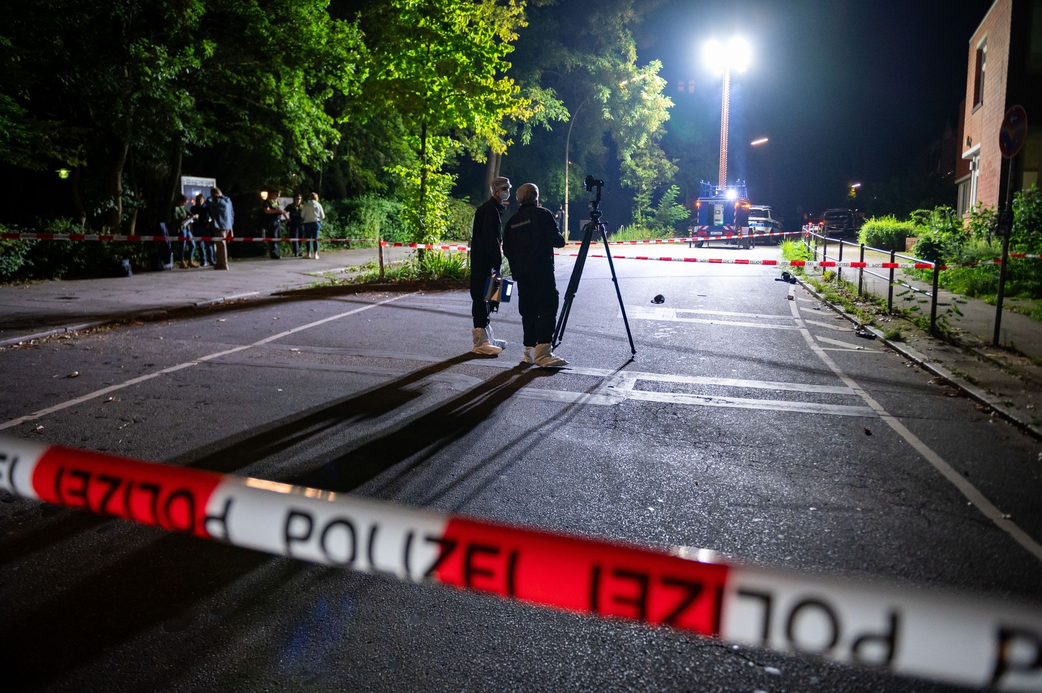 Polizeibeamte Ermitteln Nach Schüssen Auf Einen Mann In Hamburg.