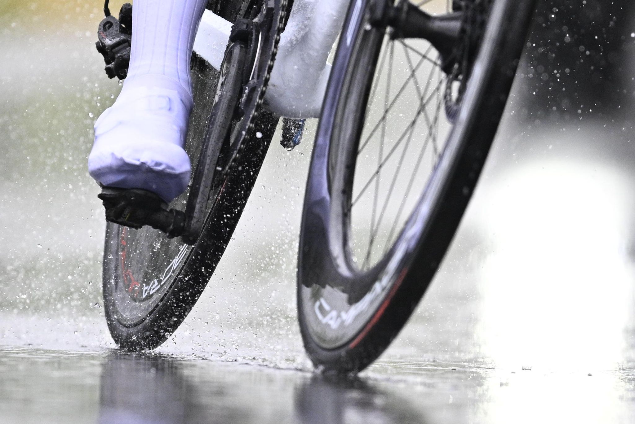 Ein Radfahrer Fährt Bei Regen über Eine Straße.