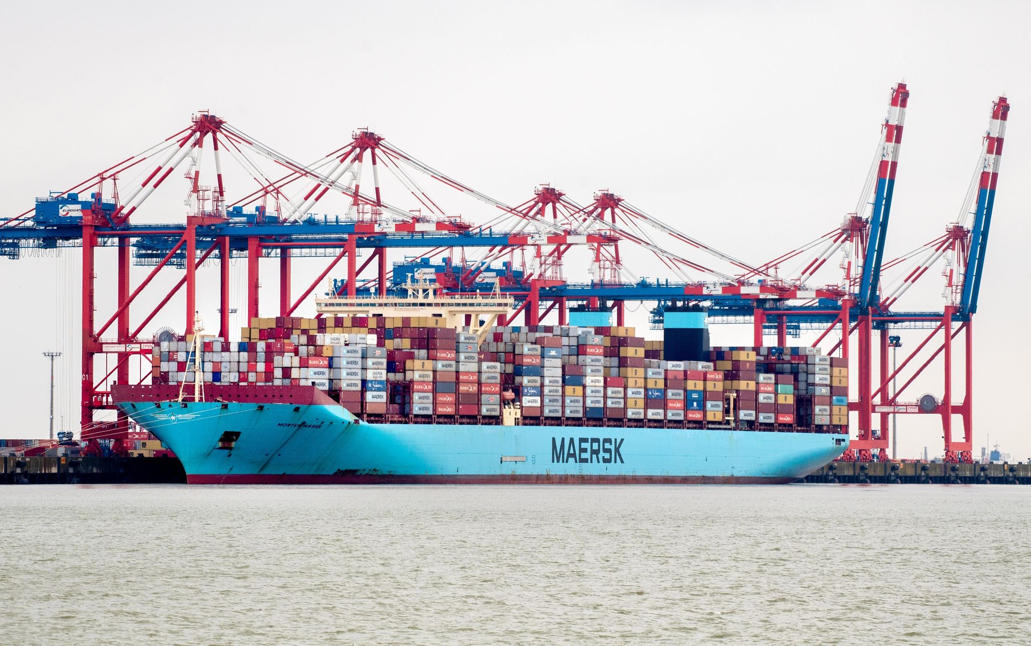 Das Containerschiff «Morten Maersk» Der Dänischen Reederei Maersk Line Liegt An Einer Kaimauer Am Containerterminal JadeWeserPort.