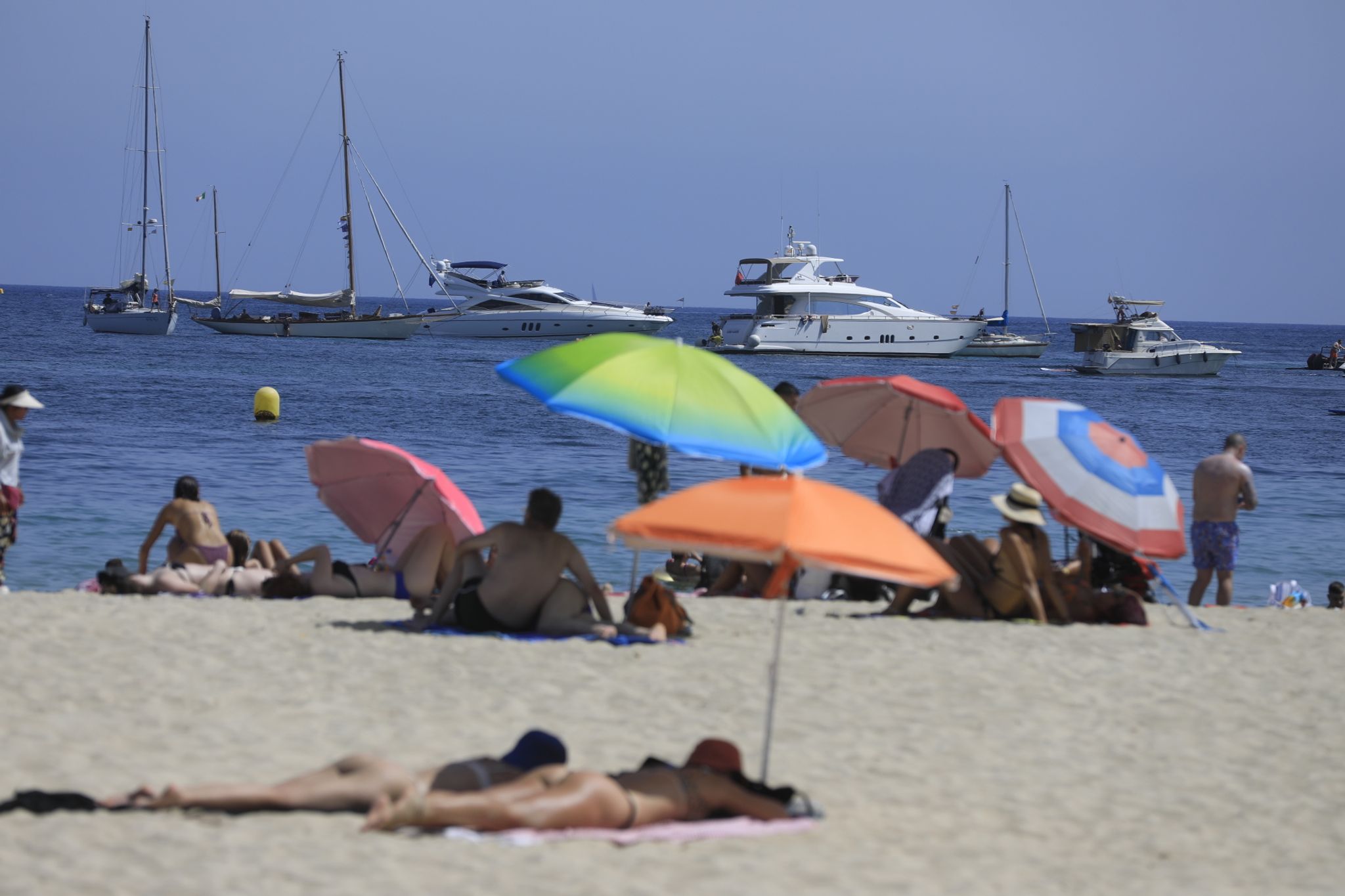 Menschen Sonnen Sich Am Strand Von Magaluf.